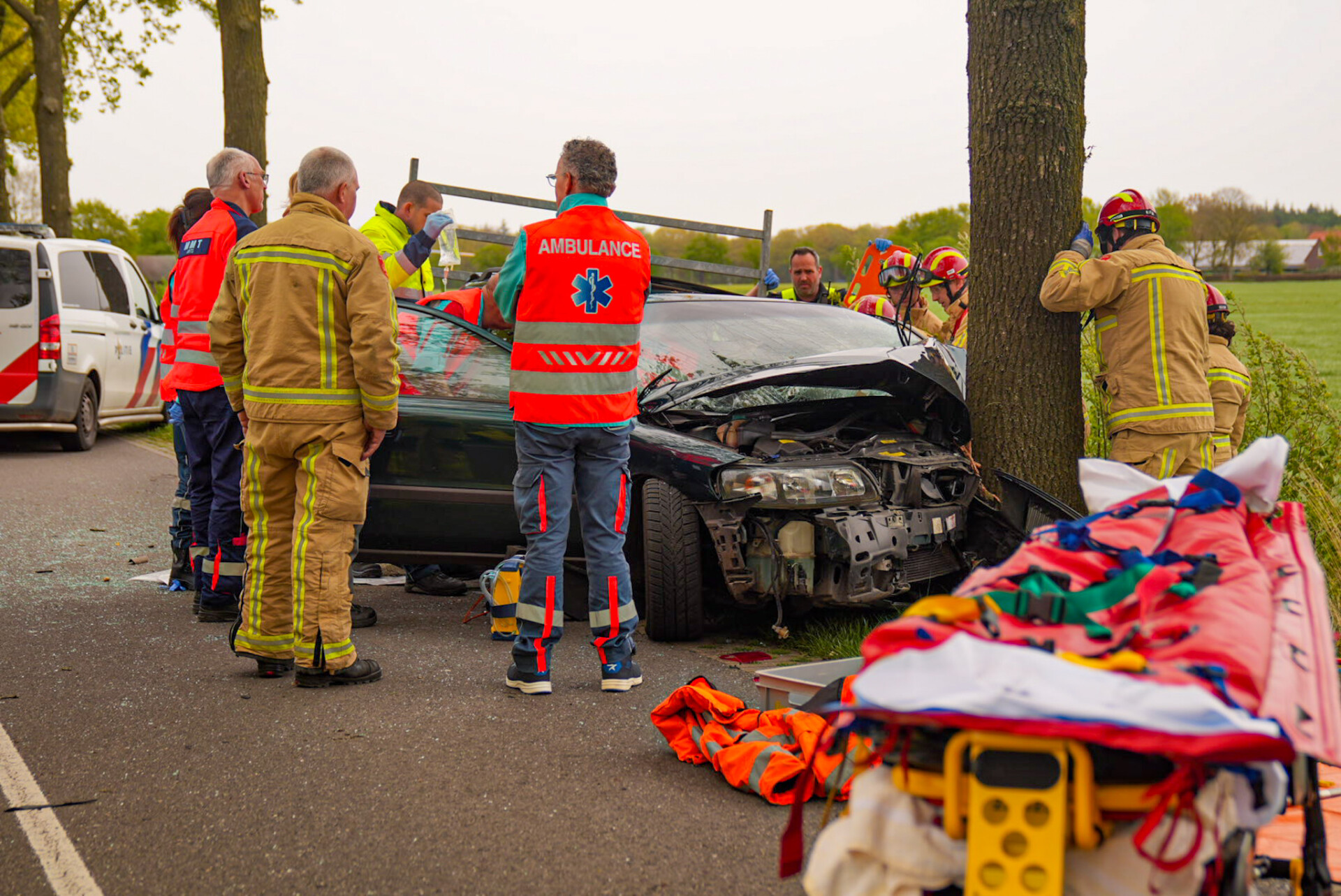Automobilist gewond na botsing tegen boom, trauma helikopter geland