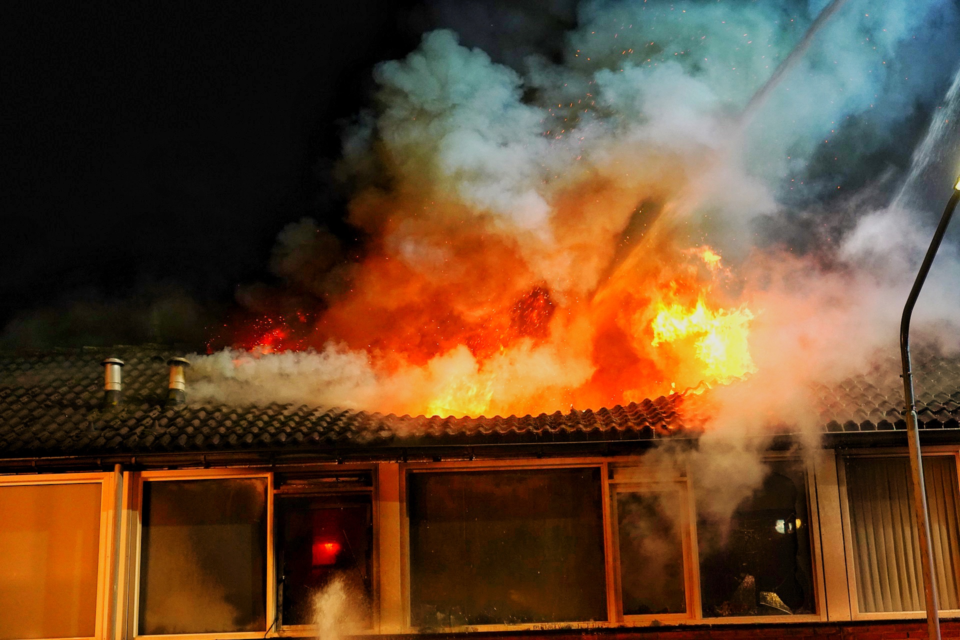 Update: Uitslaande brand na zware explosie, bewoonster zwaargewond