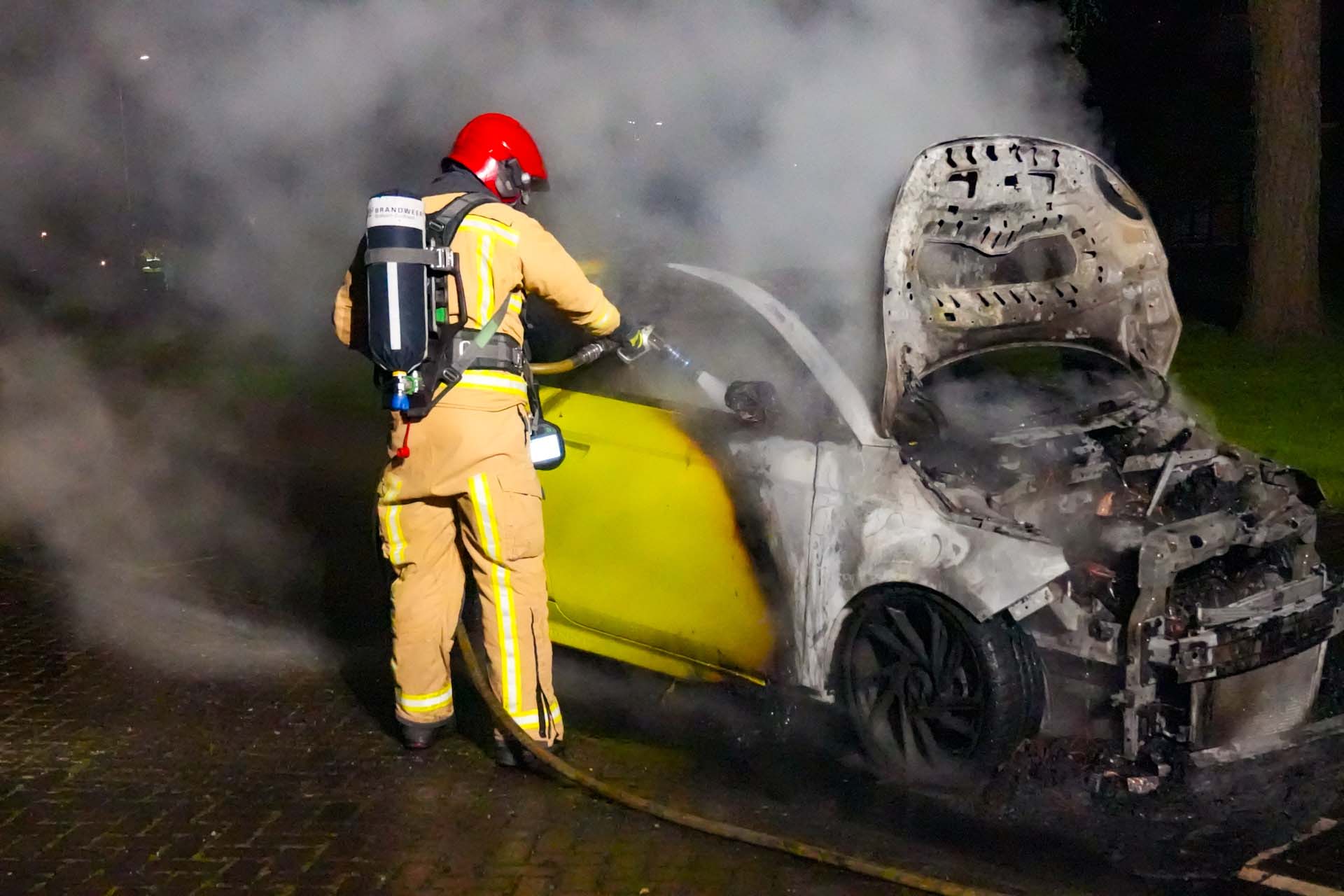 Elektrische auto vliegt in brand, politie onderzoekt oorzaak