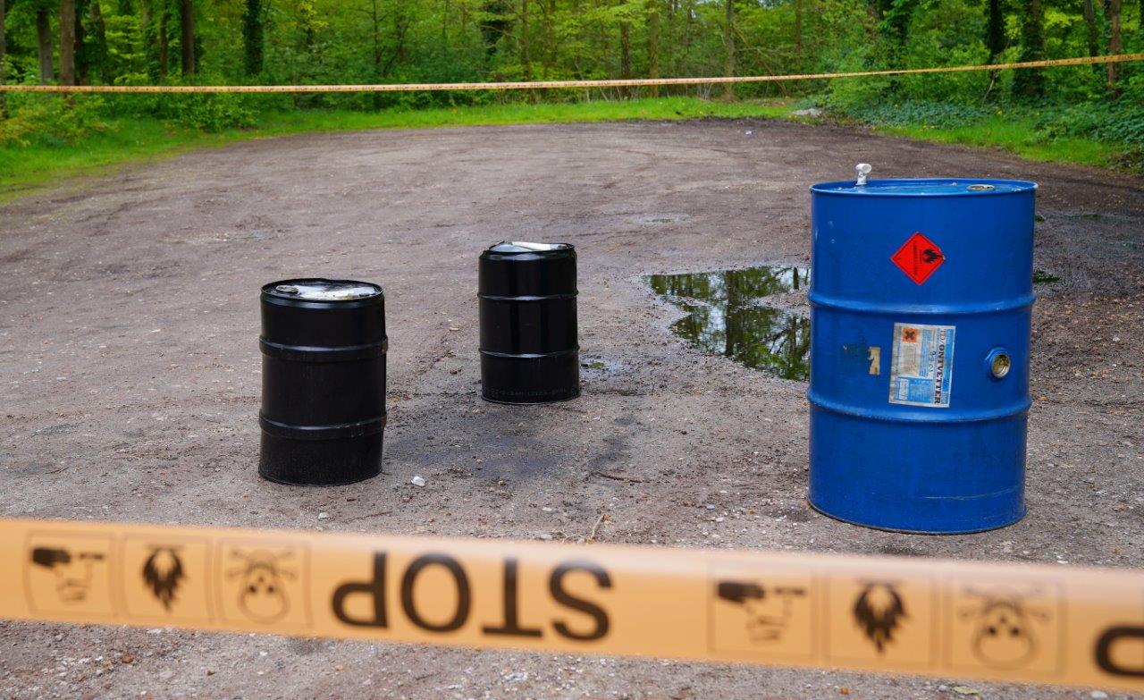 Vaten met afgewerkte olie gedumpt op verlaten parkeerplaats