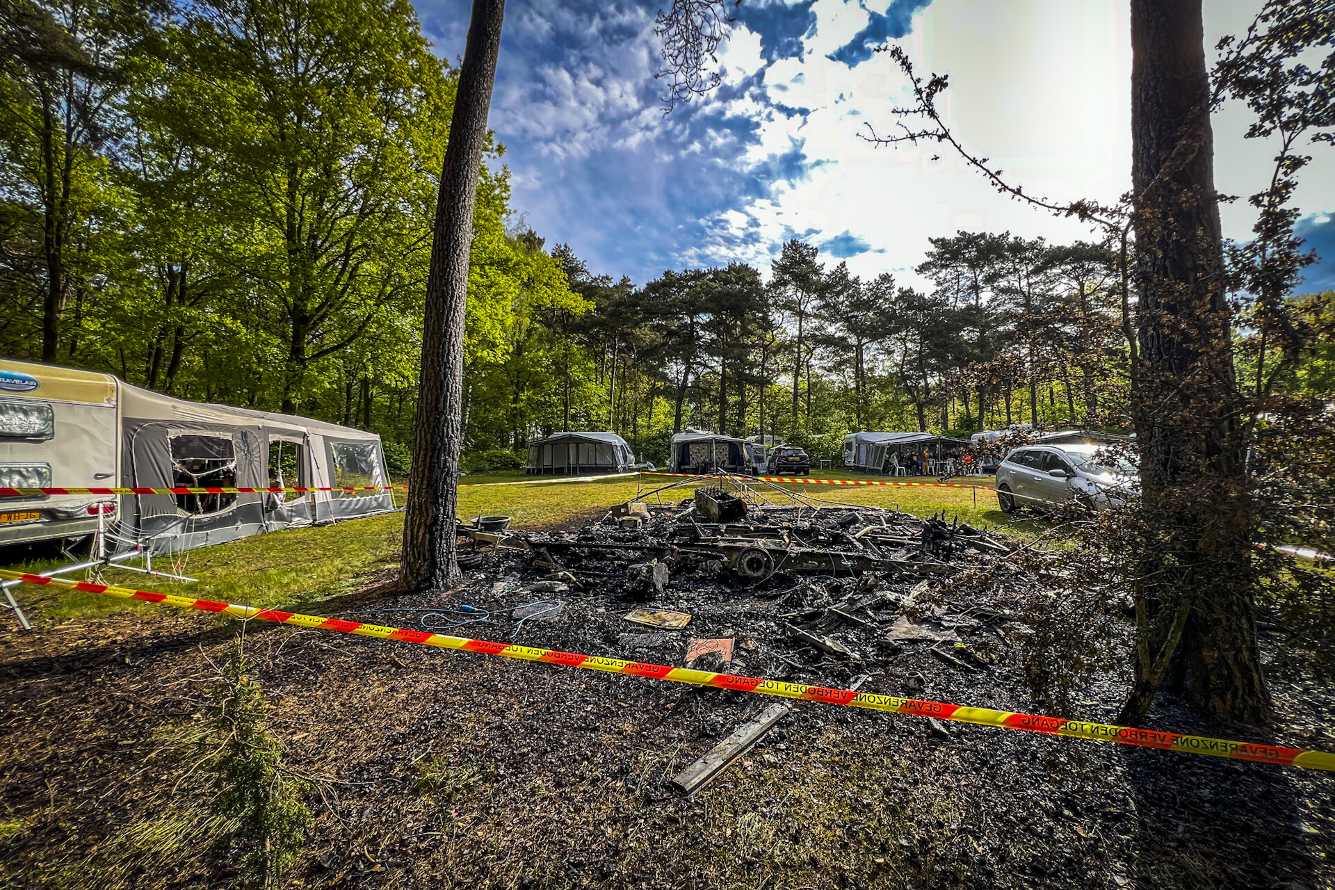 Caravan compleet verwoest door brand