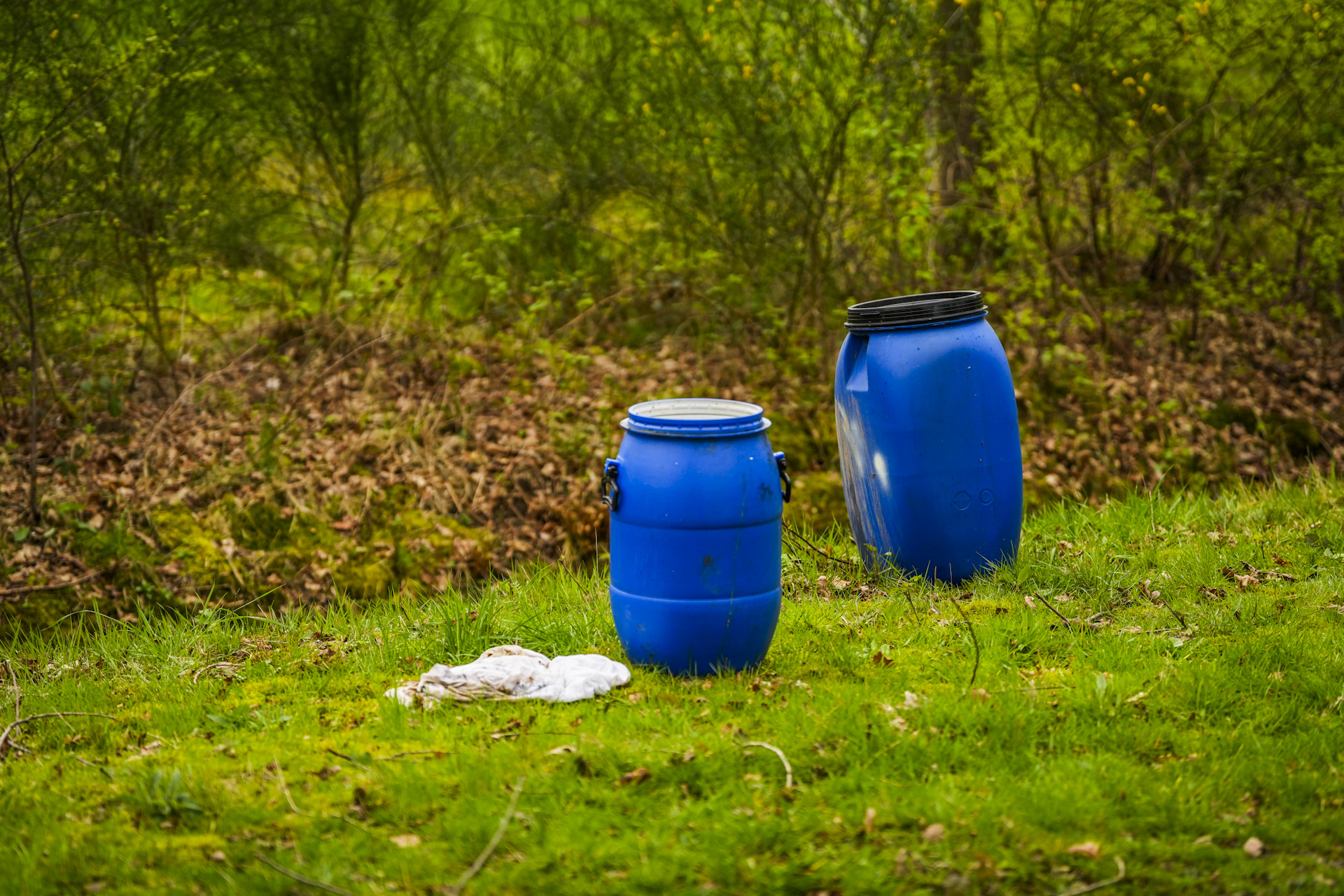 Twee vaten met drugsafval gedumpt naast sloot