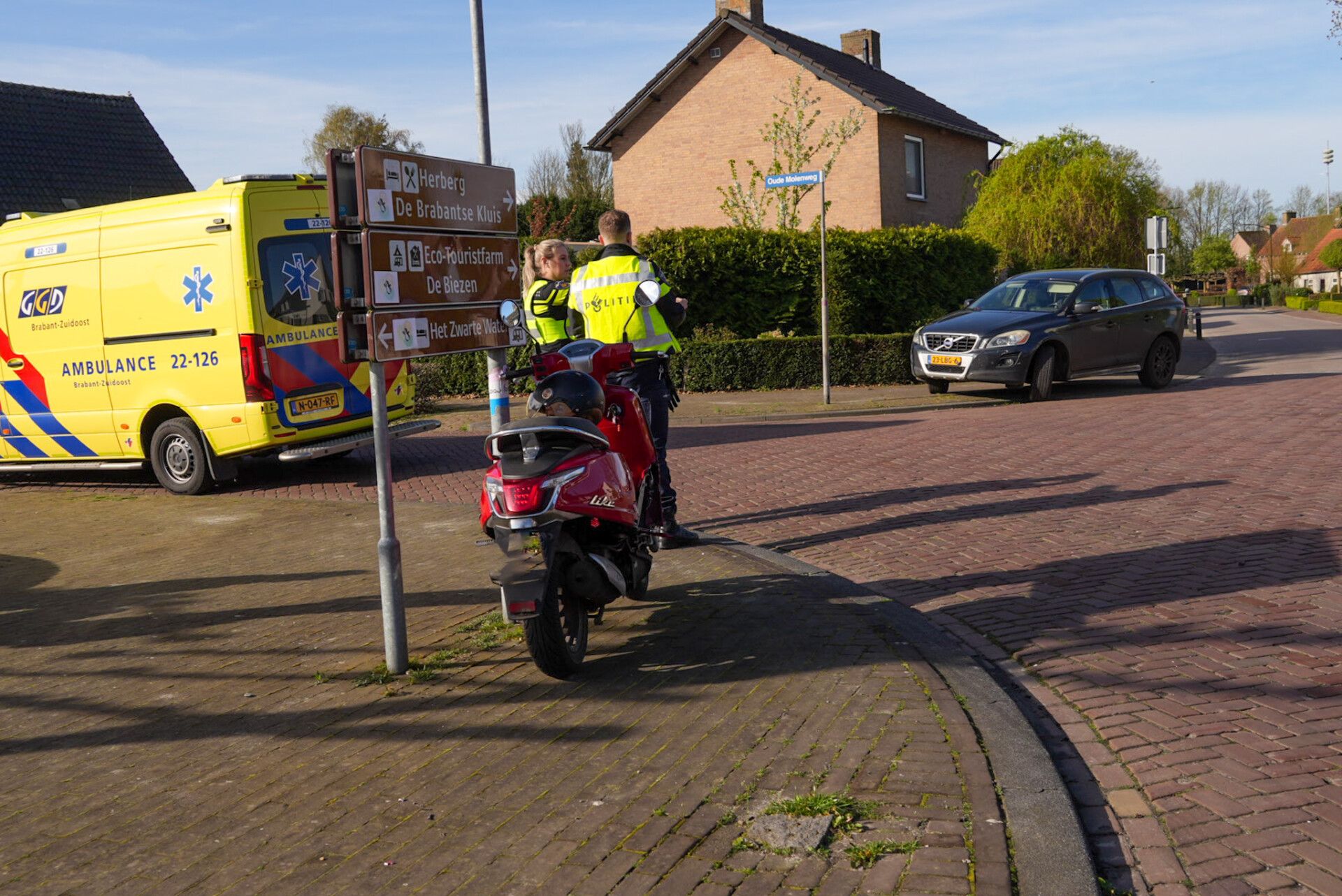 Scooterrijder aangereden door auto op kruising