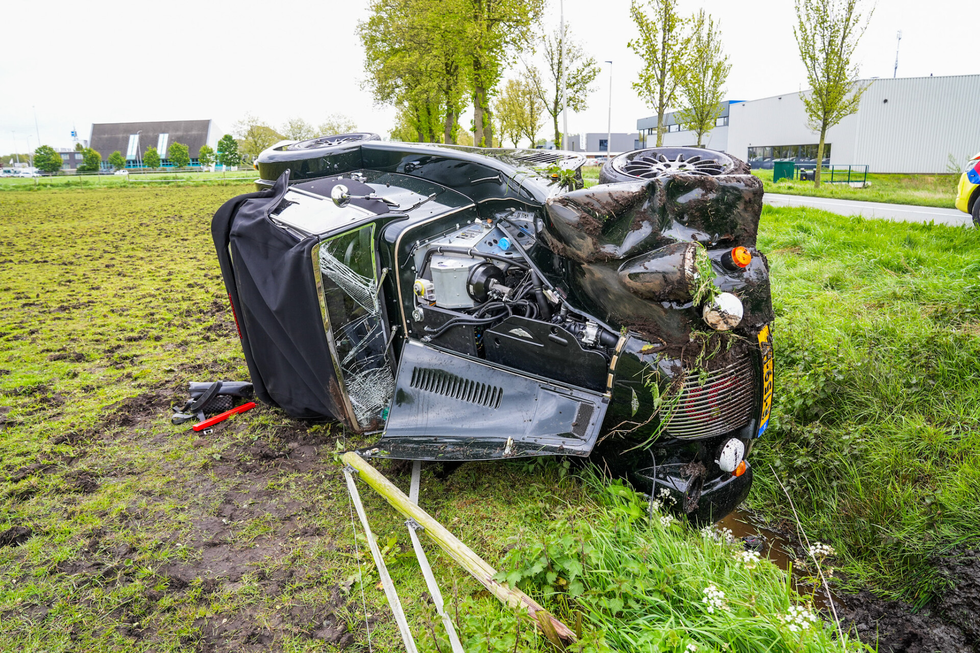 Auto slaat over de kop en belandt in weiland