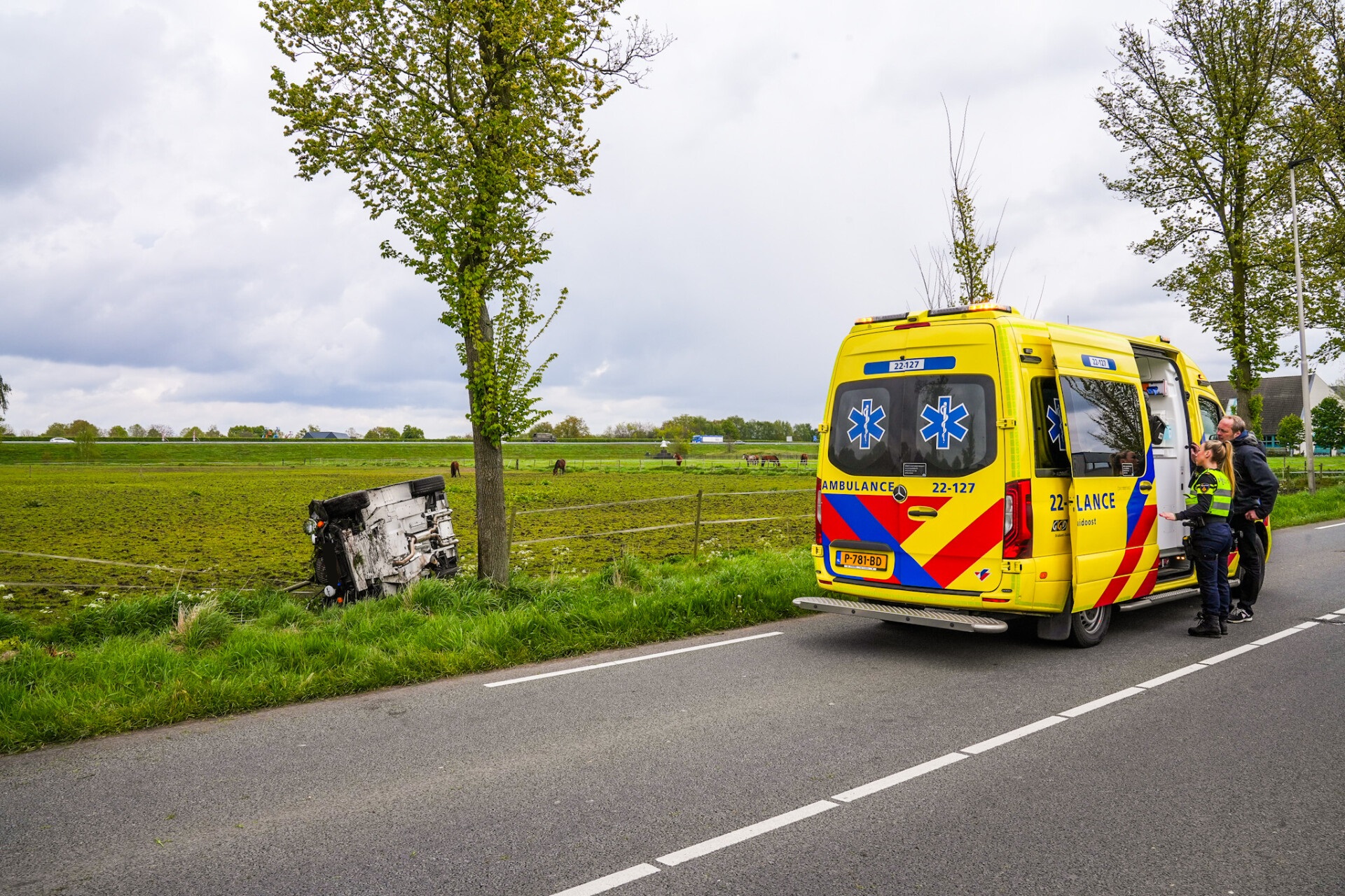 Auto Slaat Over De Kop En Belandt In Weiland - 112Brabant