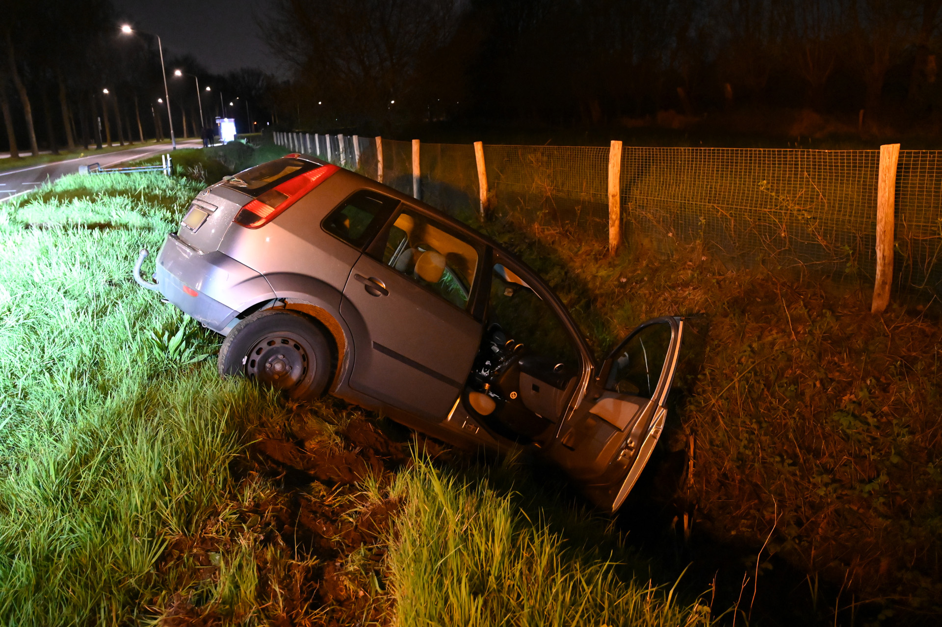 Auto belandt in sloot, drie inzittenden met schrik vrij