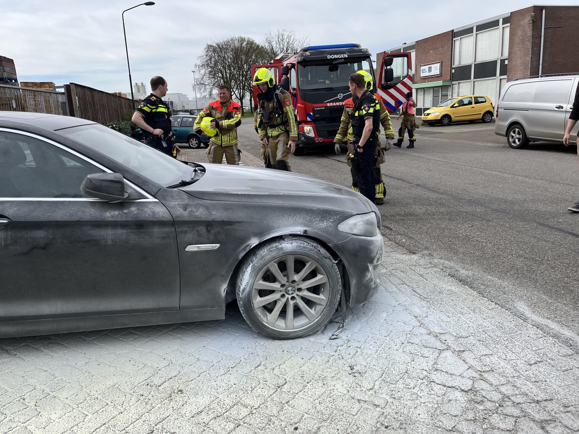 Auto vliegt in brand bij garagebedrijf