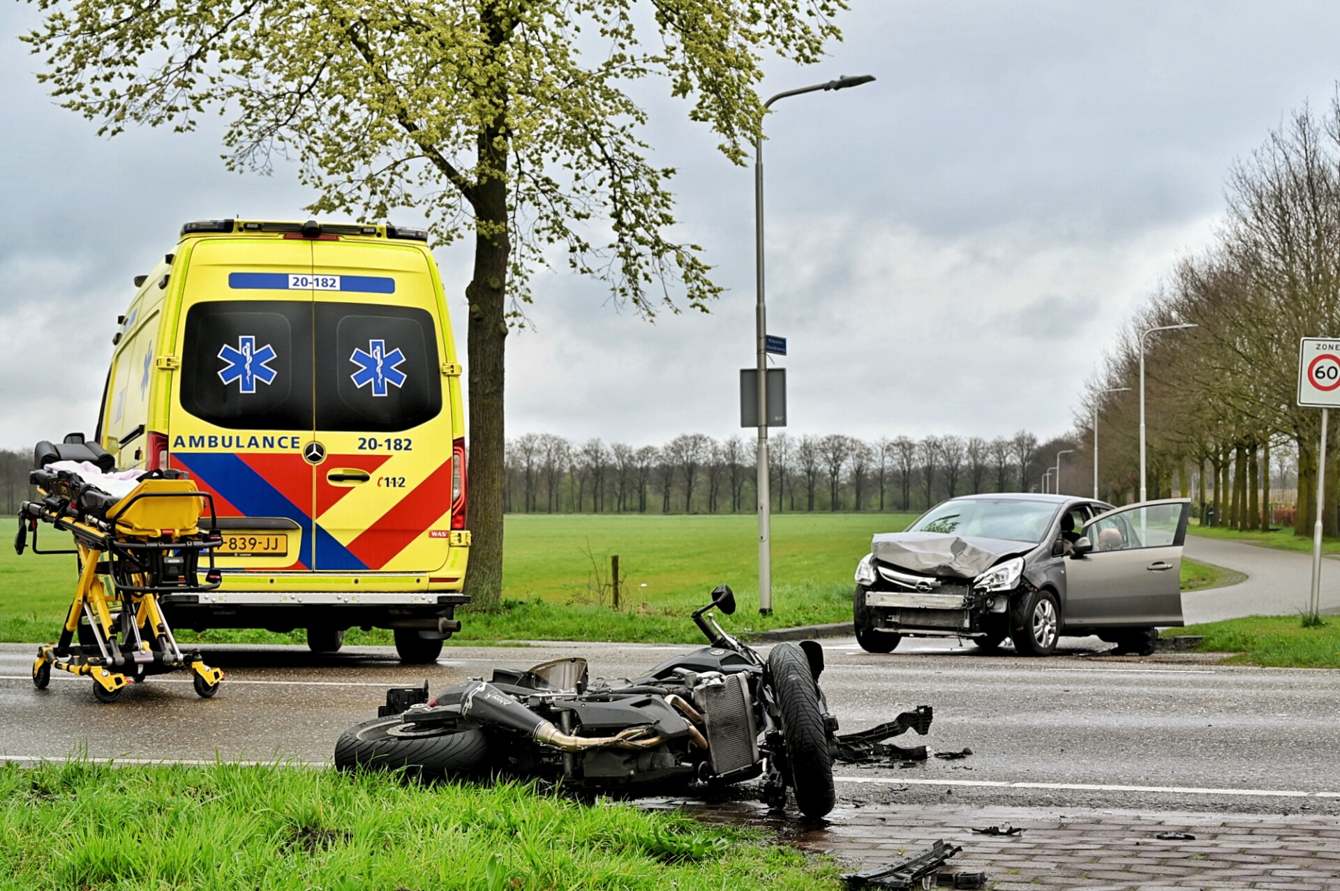 Motorrijder klapt op auto en raakt gewond