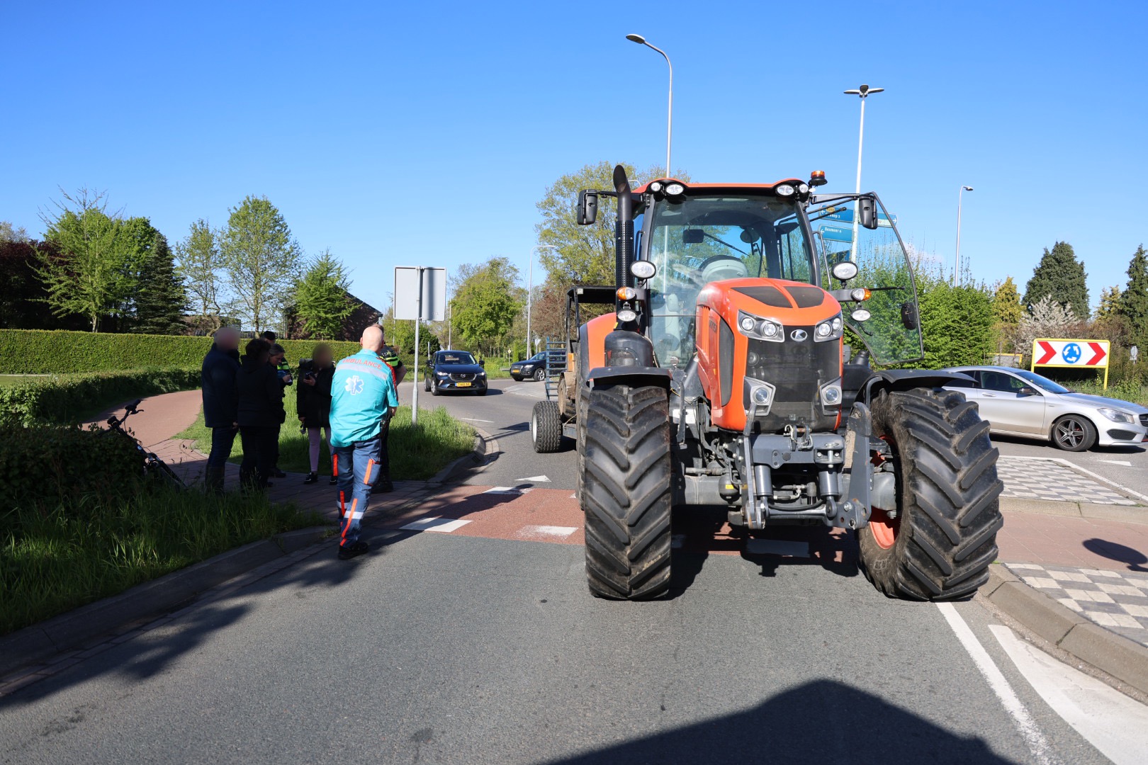 Fietser op rotonde aangereden door tractor
