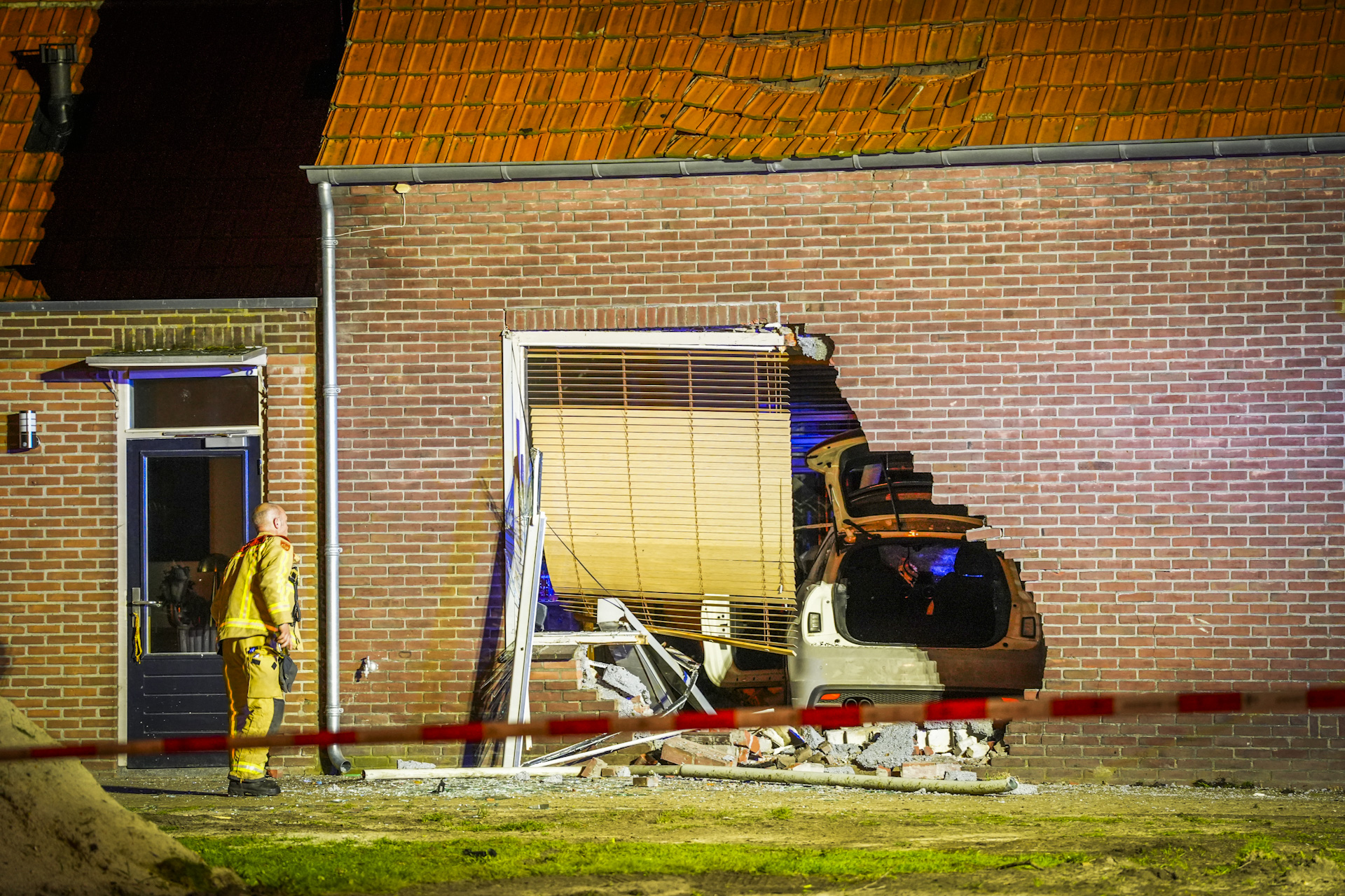 Auto mist bocht en rijdt woning binnen