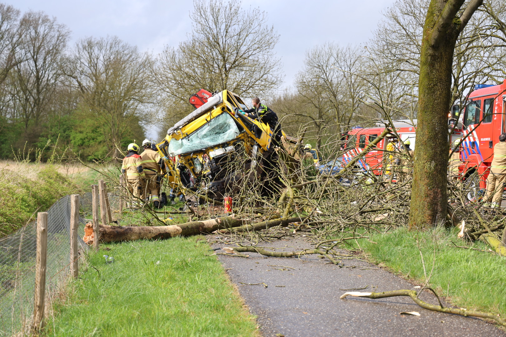 Grote ravage nadat takelwagen bomen ramt, chauffeur bekneld