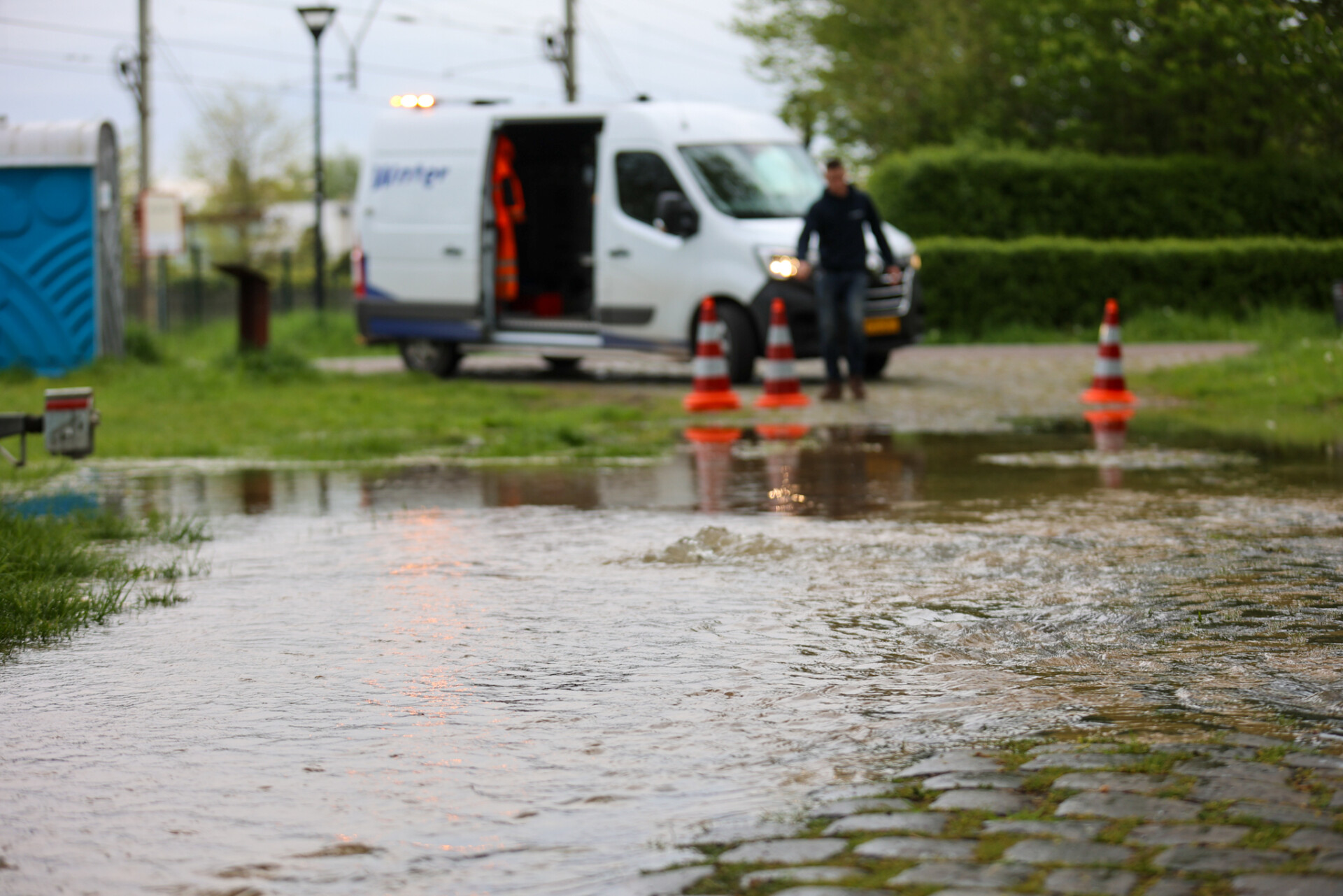 Tuinen en schuren ondergelopen door gesprongen waterleiding