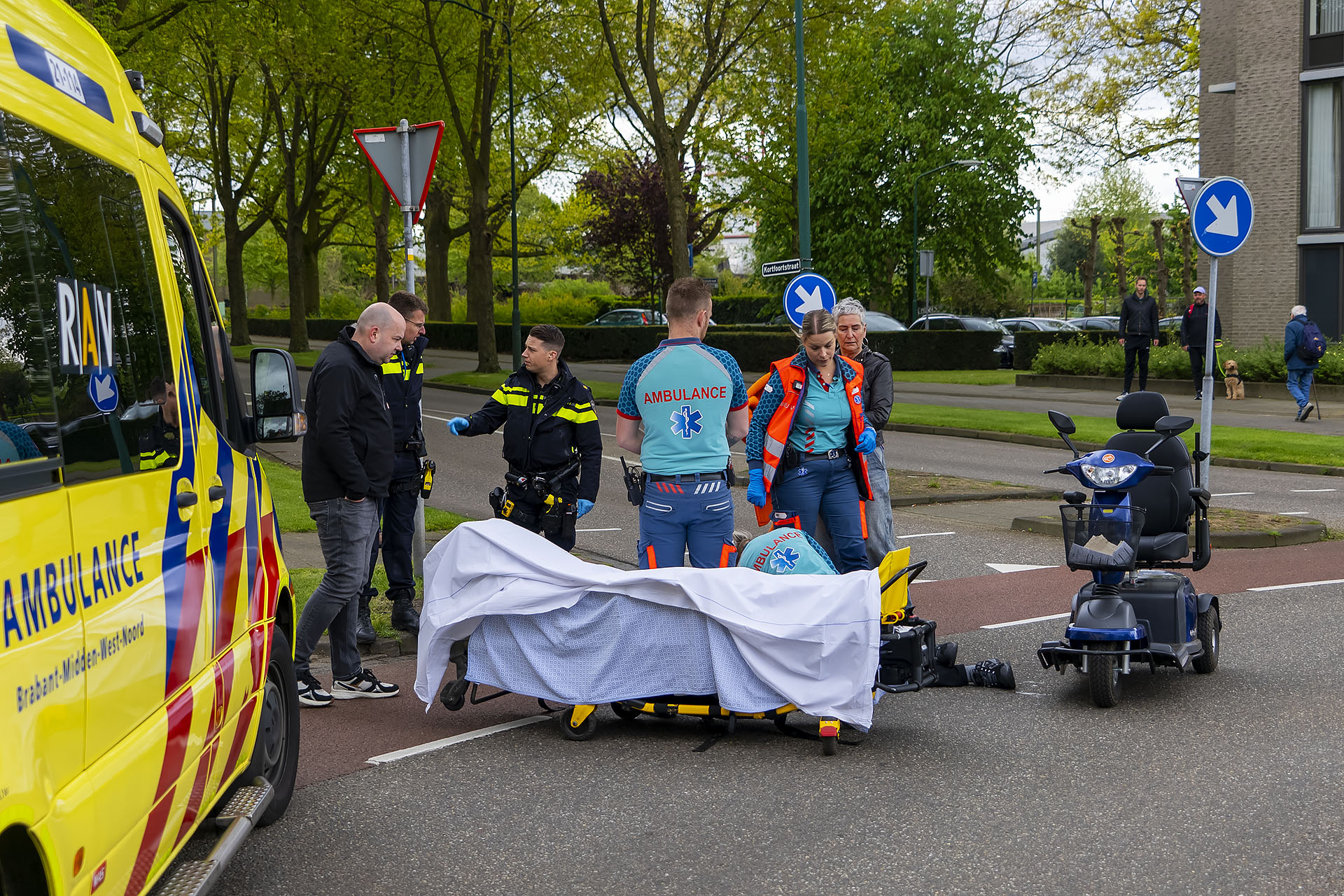 Man schrikt van auto en valt uit scootmobiel