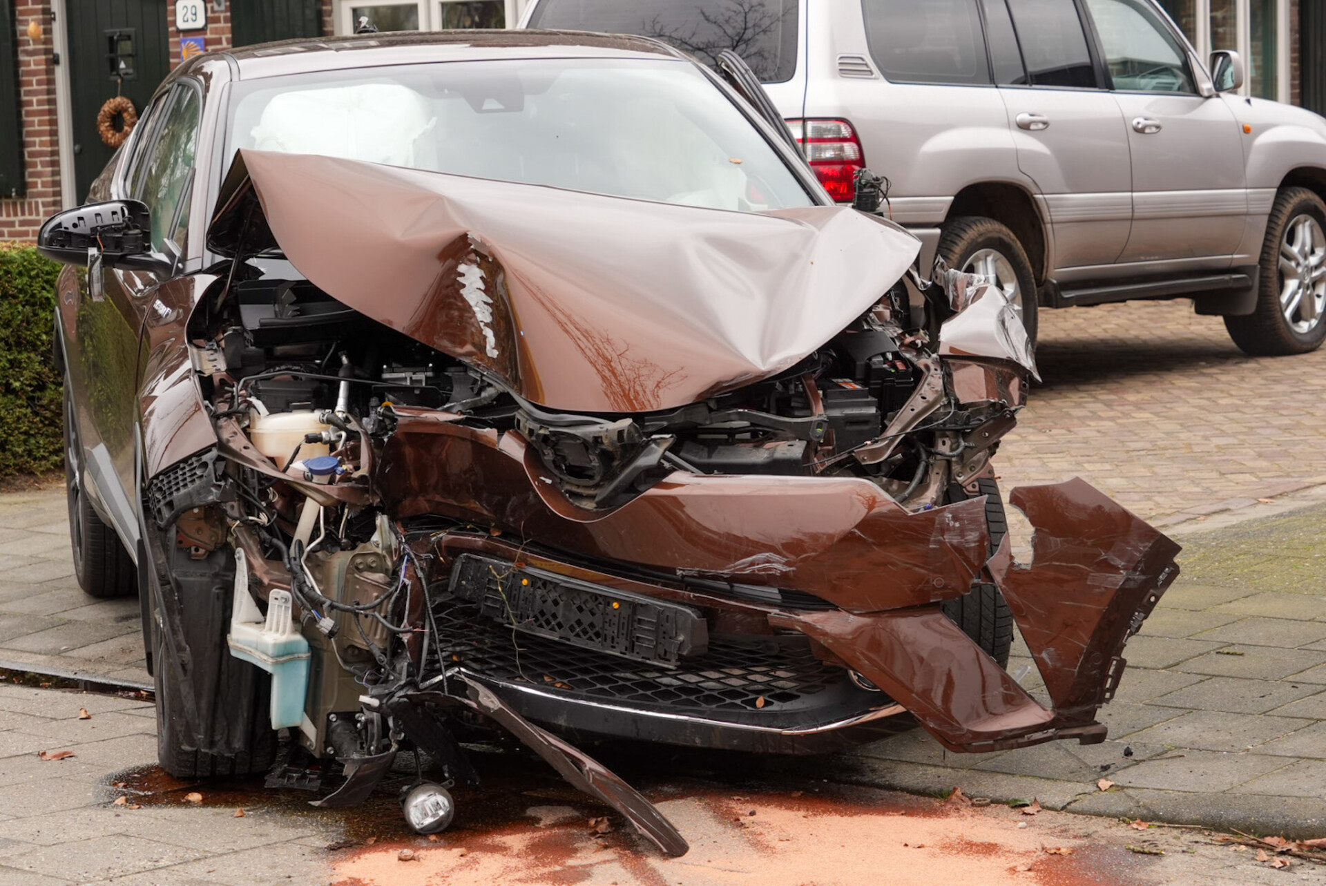 Automobilist ramt steiger en geparkeerde auto’s, gewond naar ziekenhuis