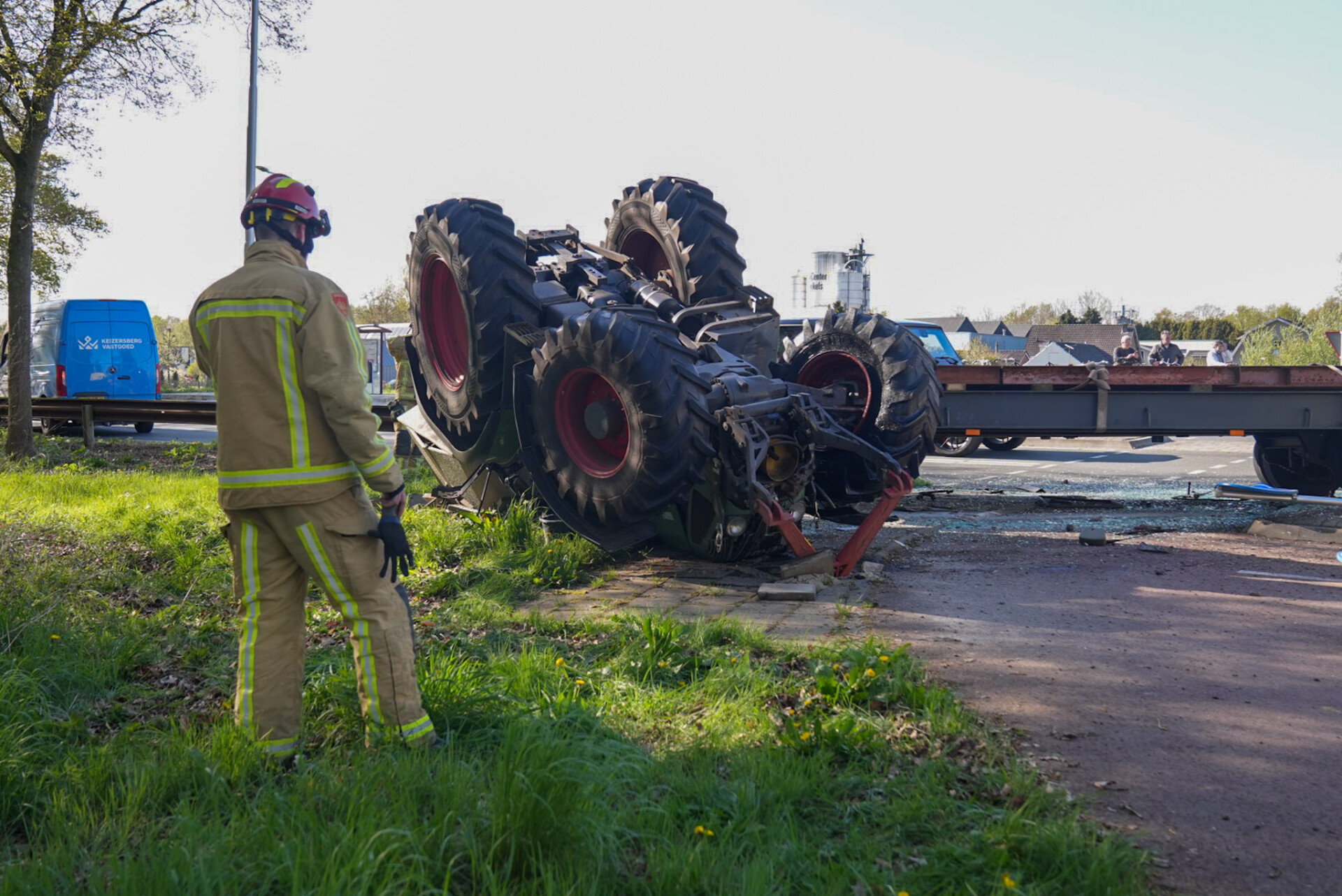 Tractor belandt op z’n dak na uitwijkmanoeuvre
