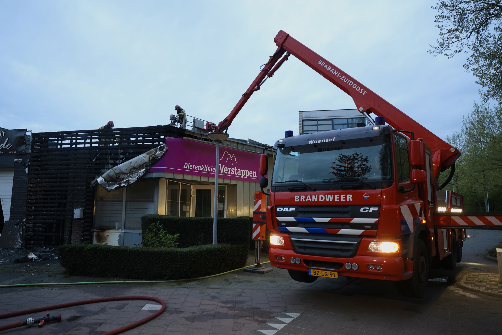 Containerbrand slaat over op pand van dierenkliniek