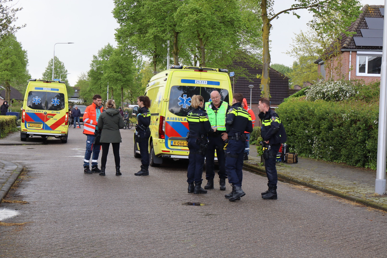 Zoon steekt vader neer op straat, dader op de vlucht