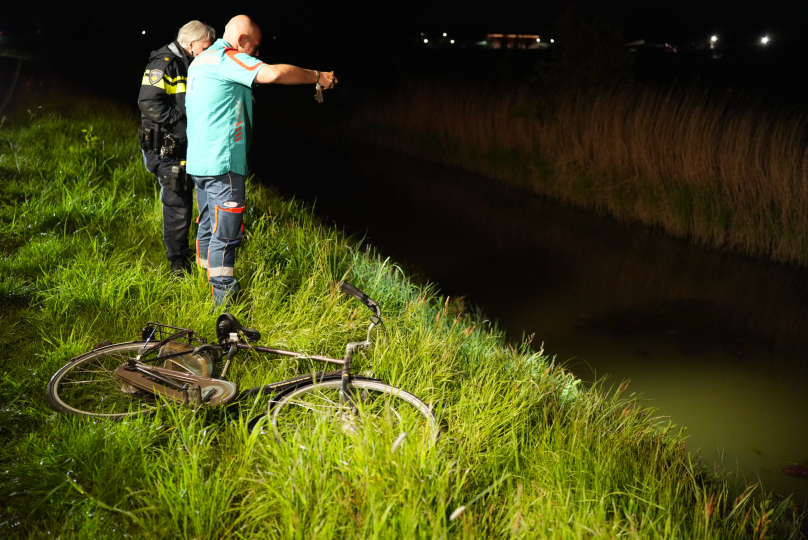 Man belandt met fiets in water maar kan niet zwemmen, vriend redt hem
