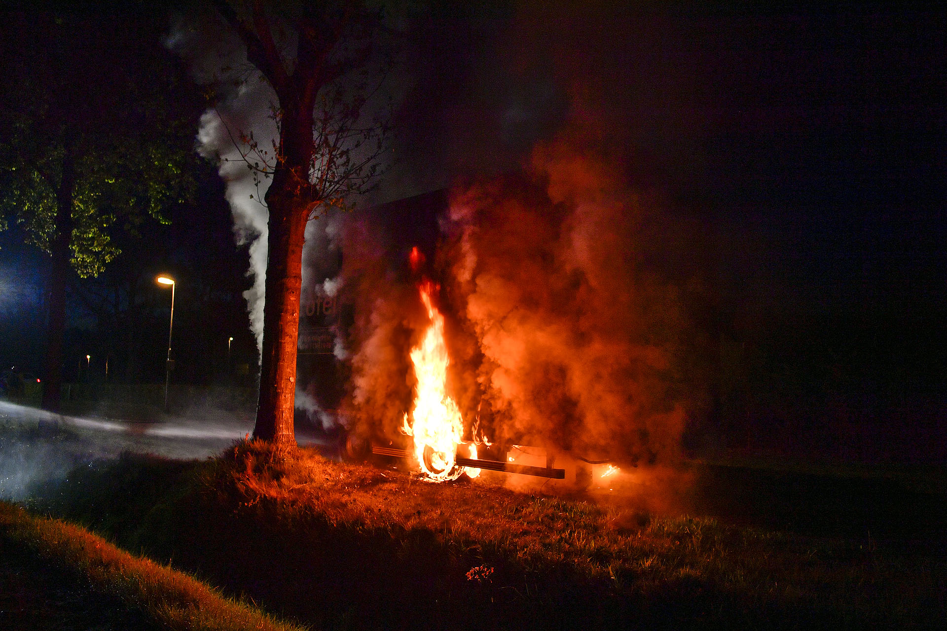 Aanhanger vliegt in brand tijdens het rijden