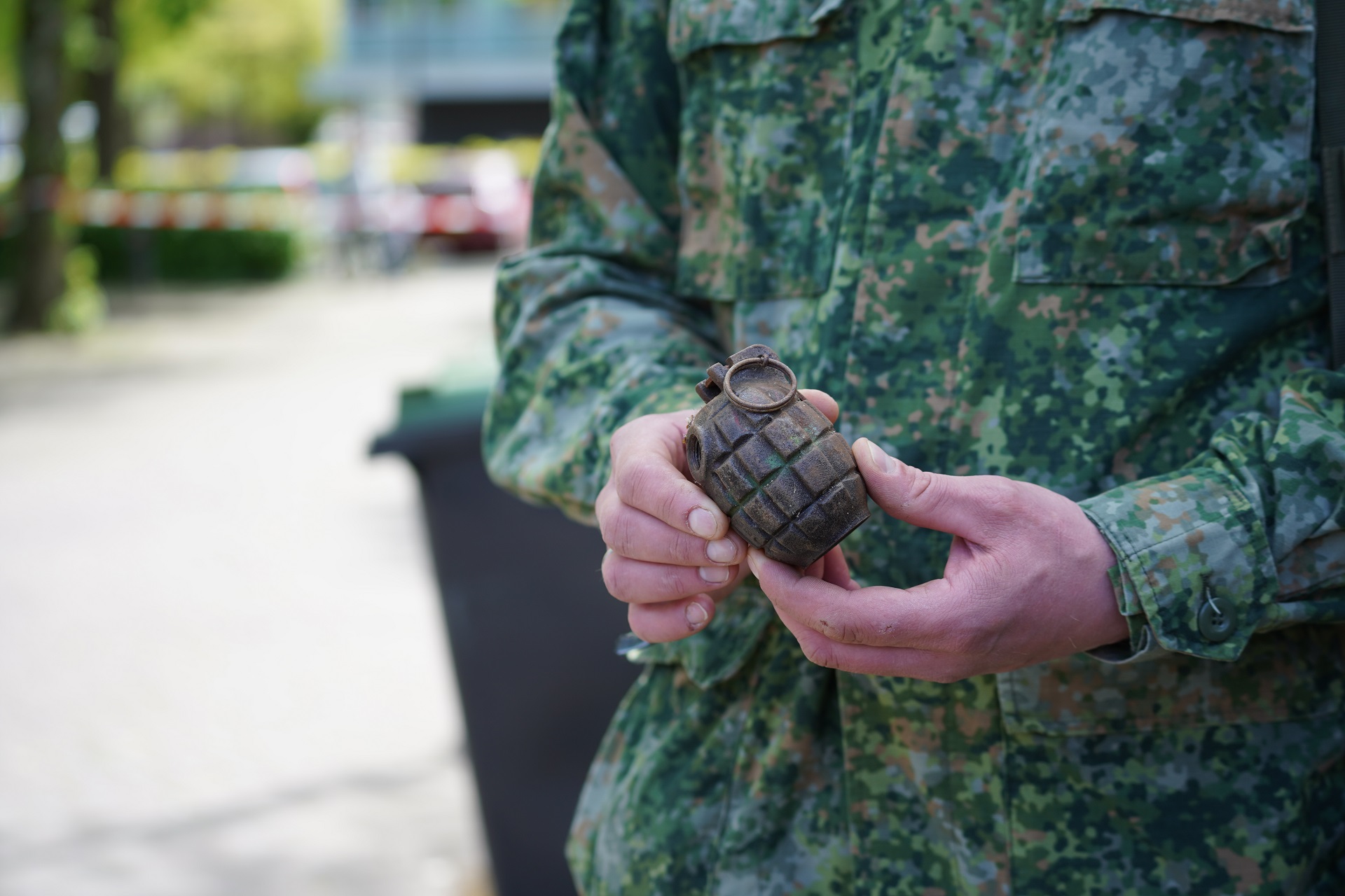 Vrouw vindt granaat tijdens het opruimen, omgeving afgesloten