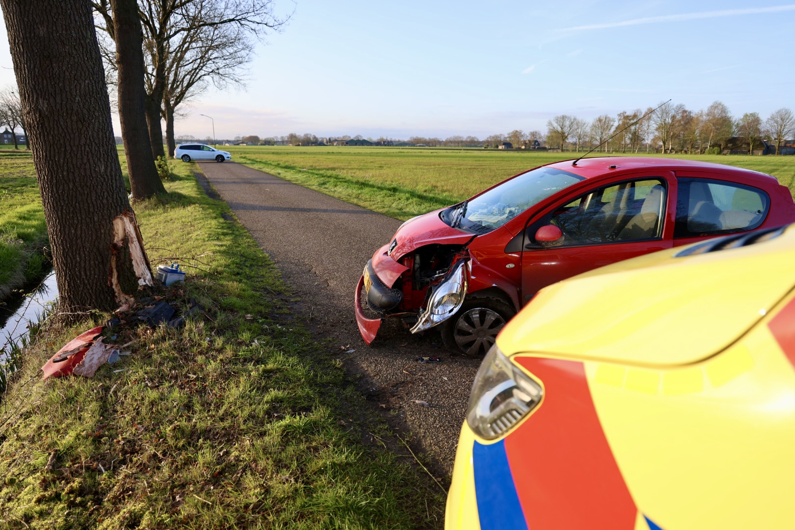 Twee gewonden na botsing tegen boom, trauma heli geland