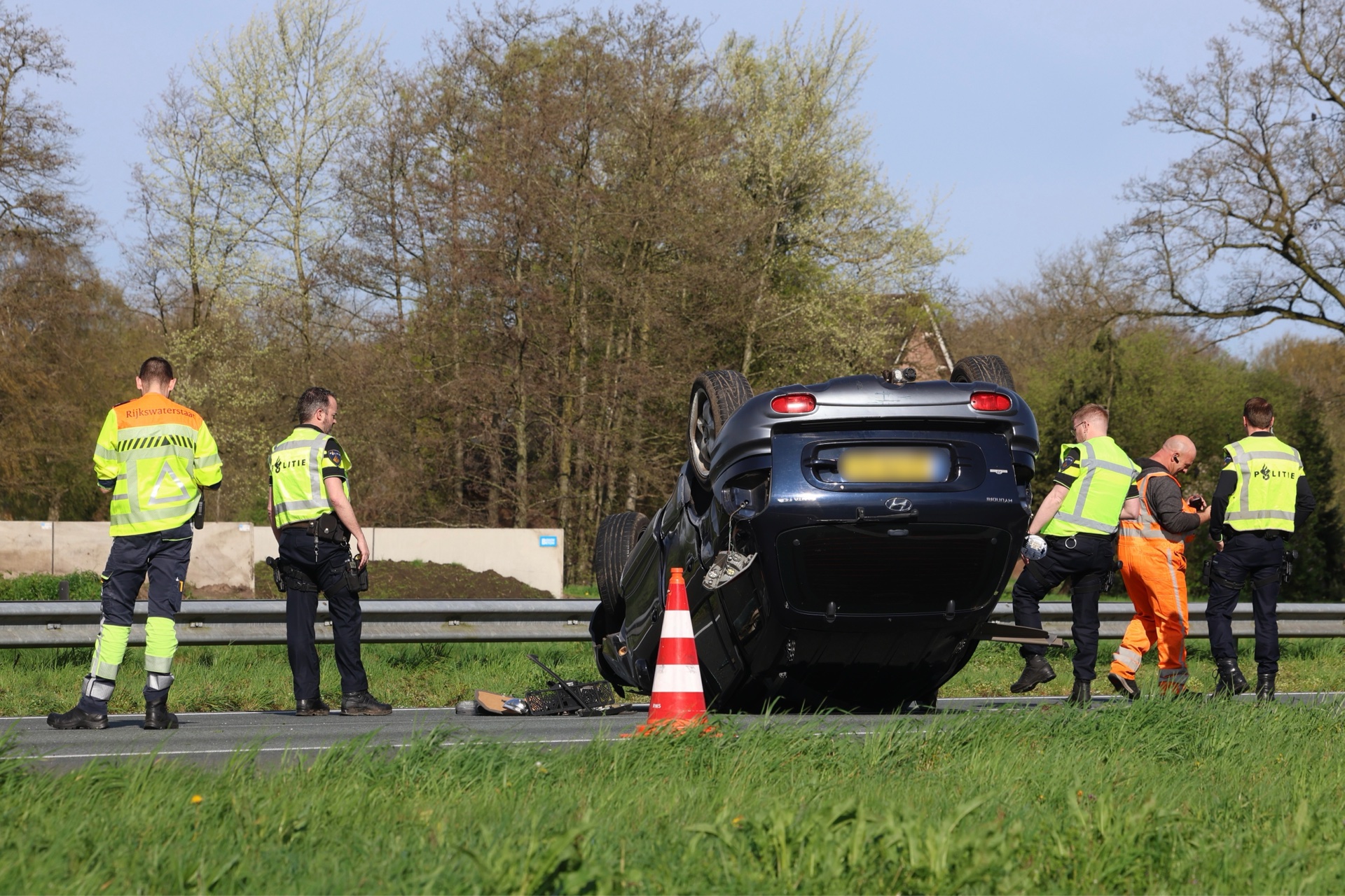 Auto vliegt over de kop op snelweg