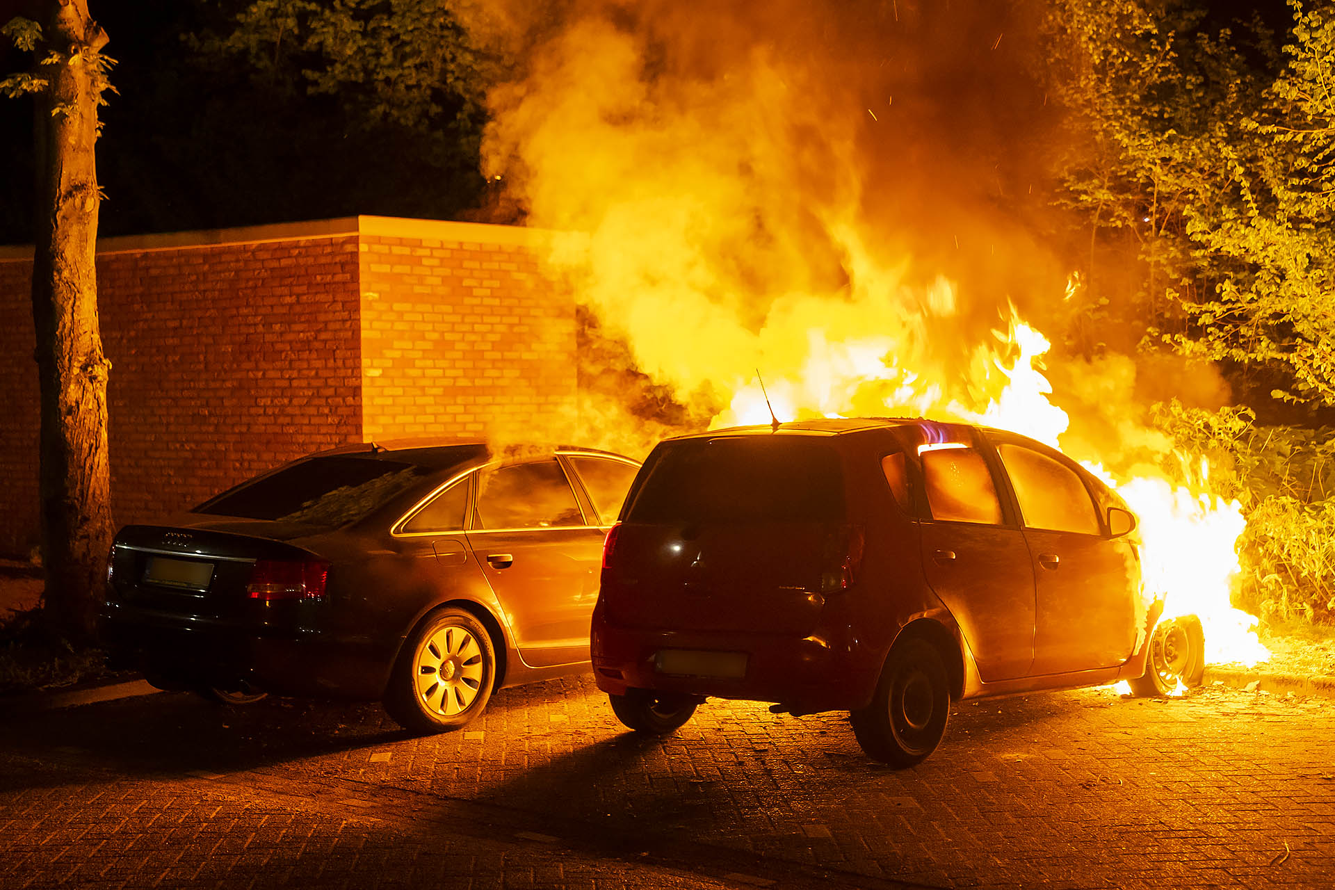 Twee geparkeerde auto’s door brand verwoest