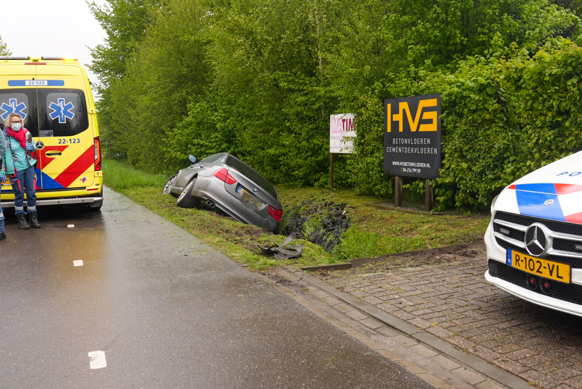 Auto belandt in sloot, bestuurder lichtgewond