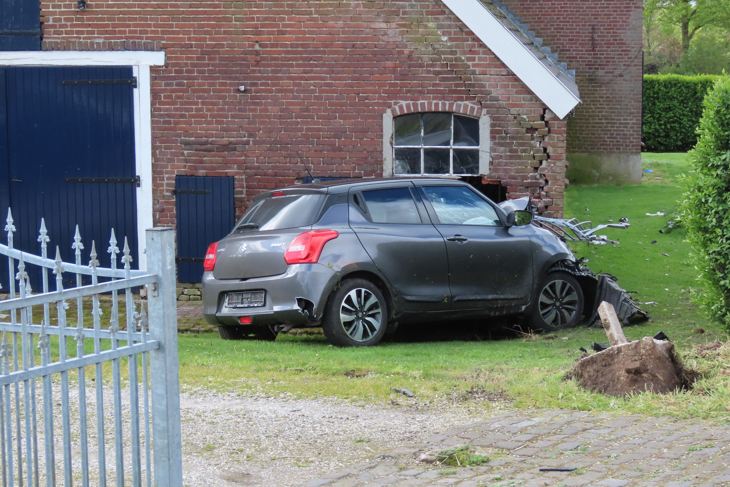 Dronken automobilist crasht tegen woning