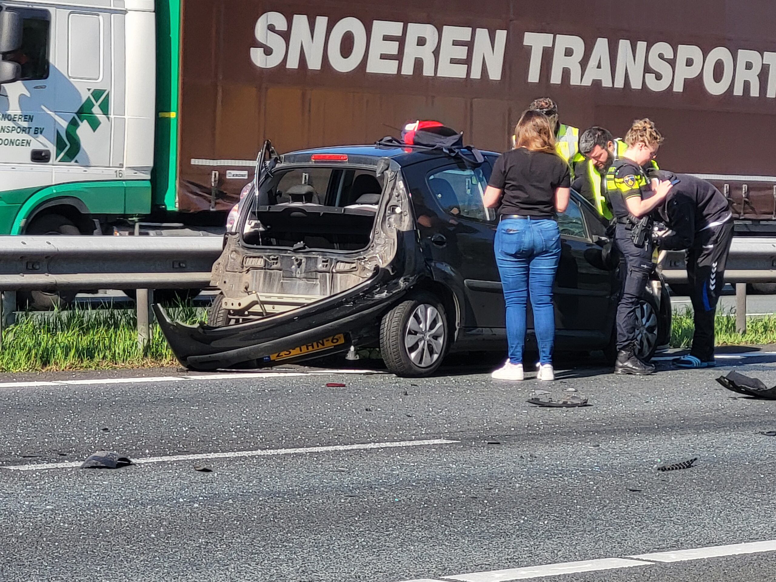 Veel schade en lange file na kop-staart botsing op snelweg