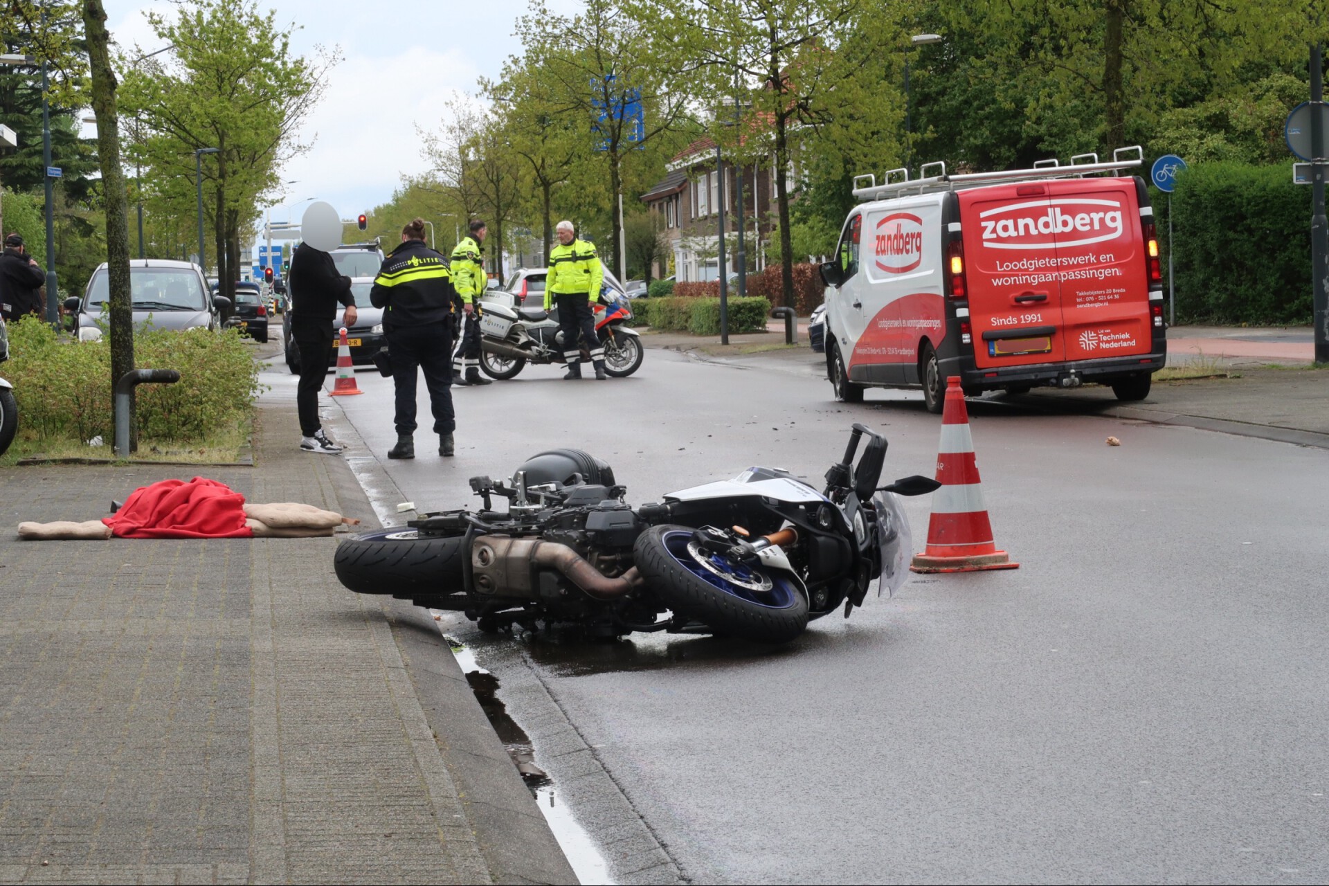 Motorrijder gewond na botsing tegen bestelbus
