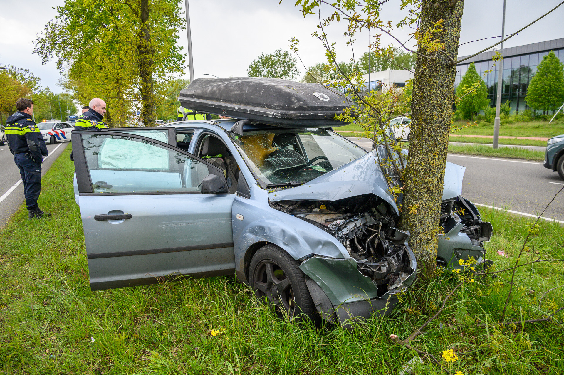 Veel schade na botsing tegen boom, vrouw gewond naar ziekenhuis