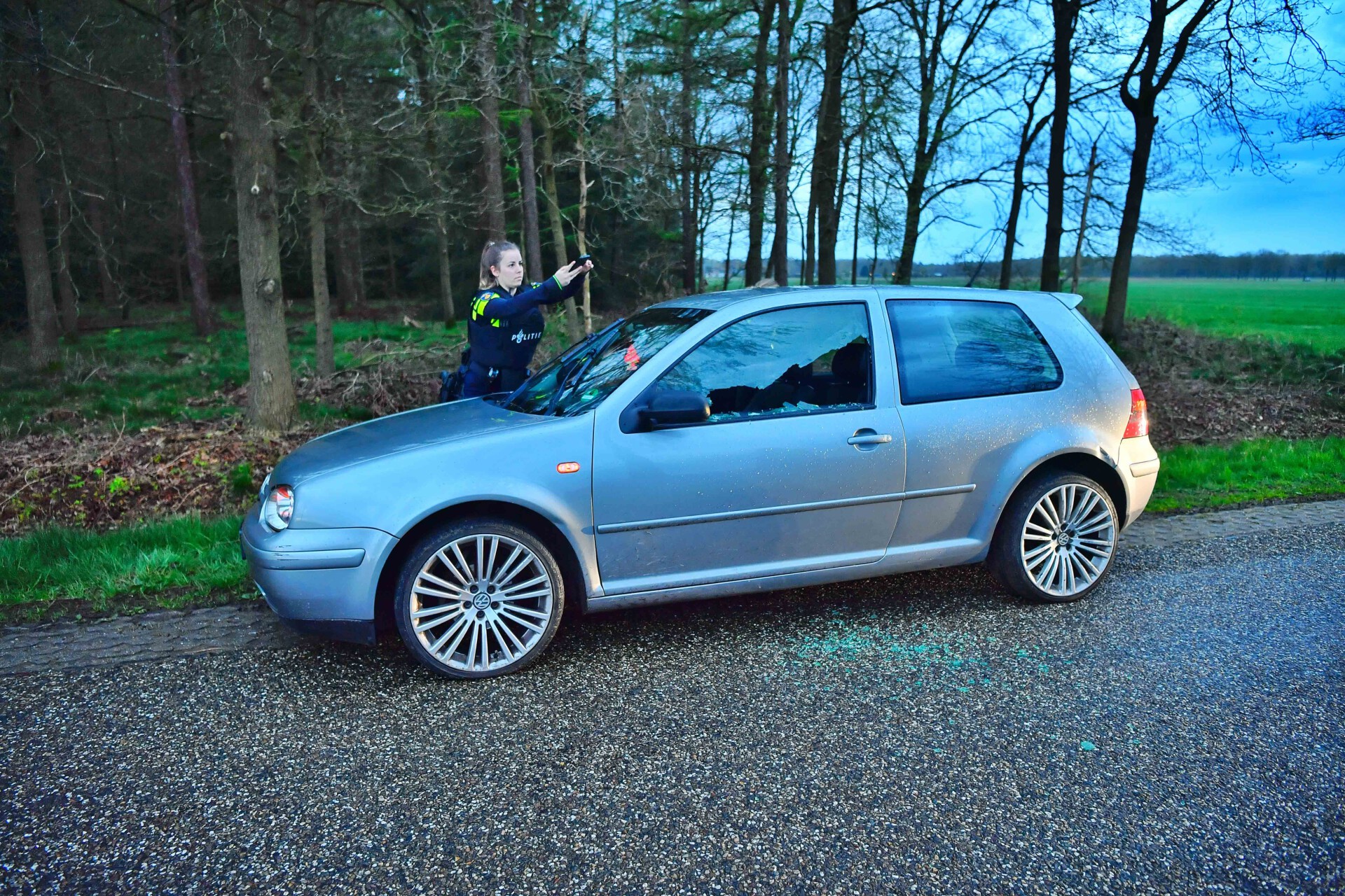 Auto beschoten, inzittende gewond