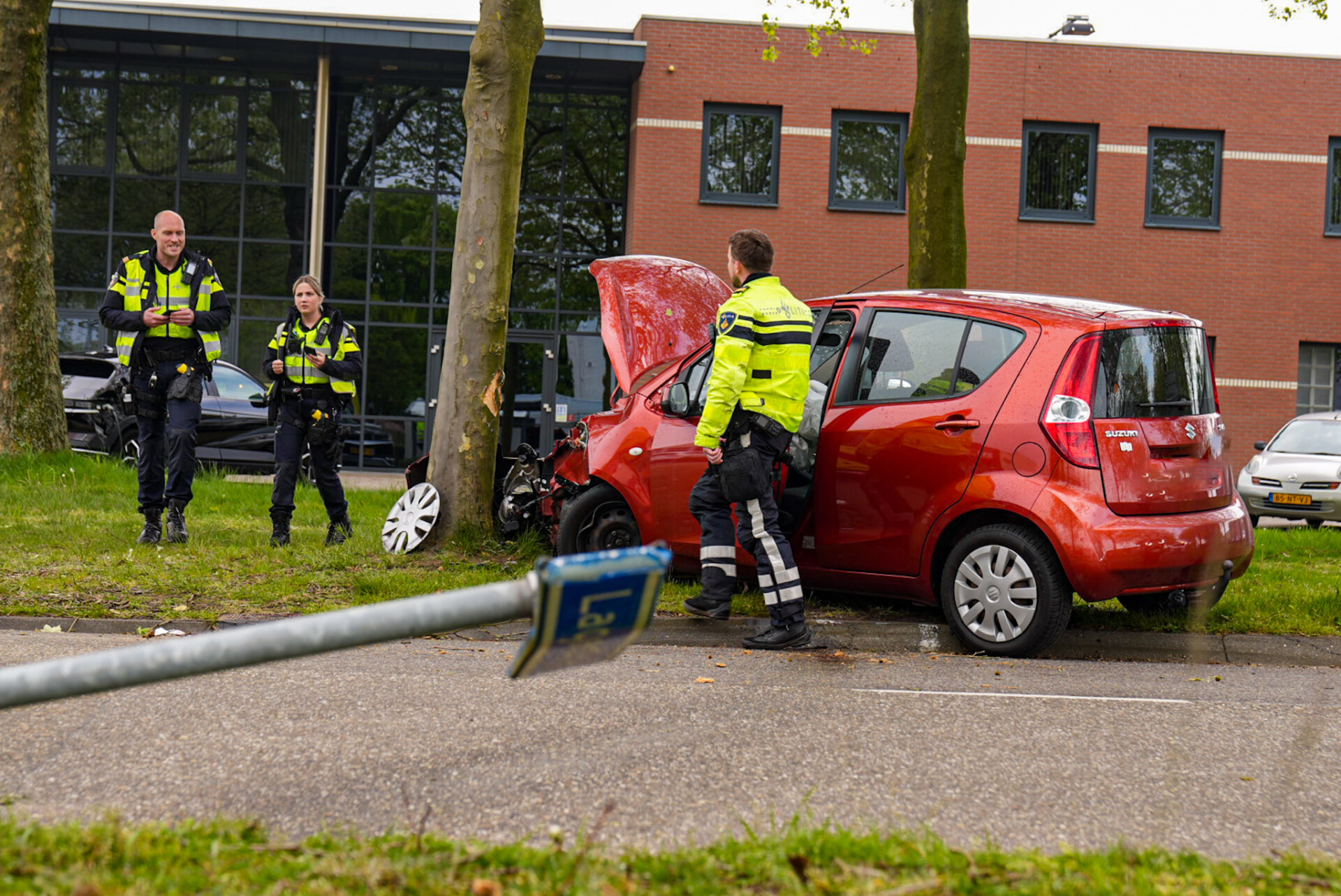 Vrouw gebruikt gas in plaats van rem en komt tot stilstand tegen boom