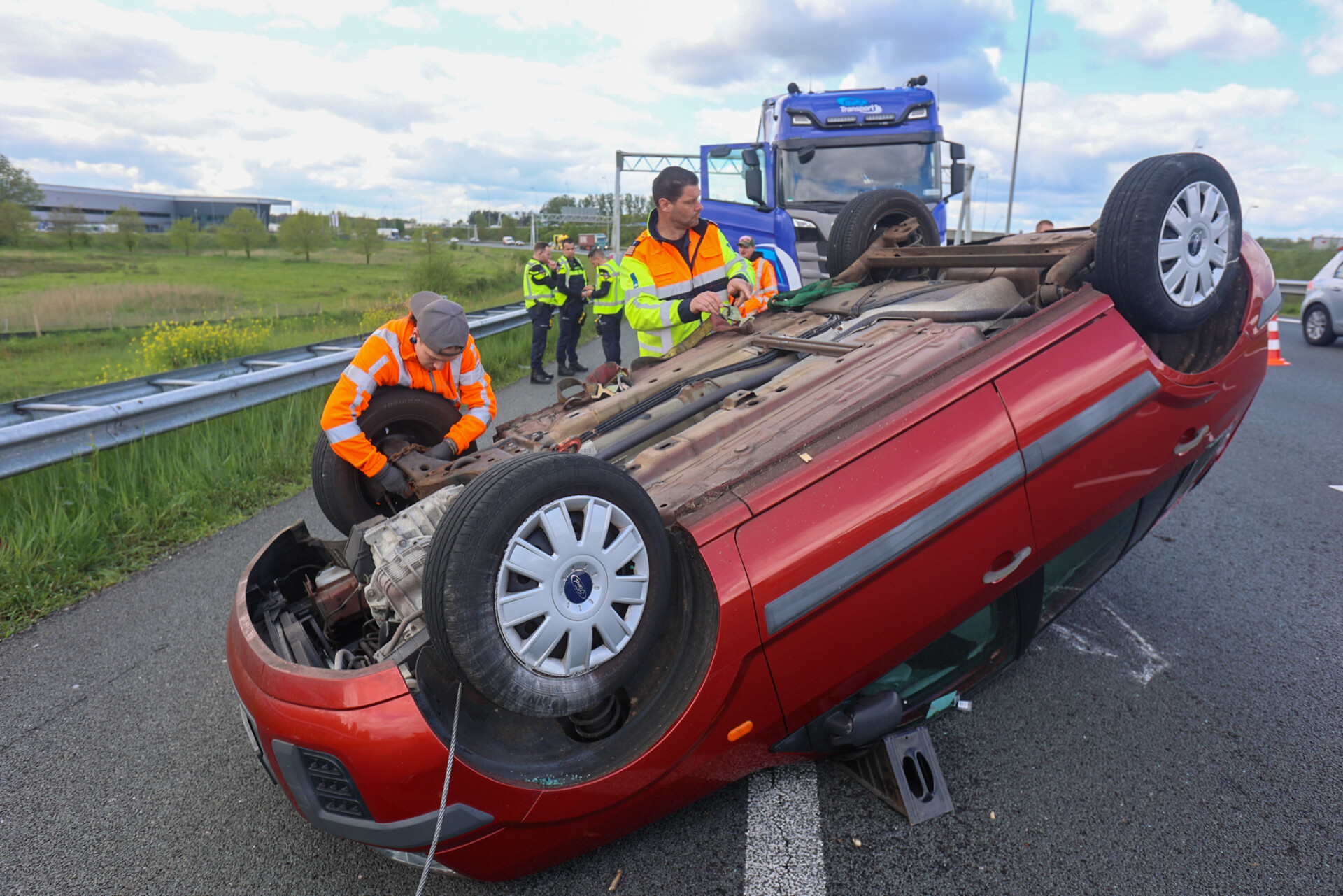 Auto botst tegen vrachtwagen en vliegt over de kop, drie gewonden