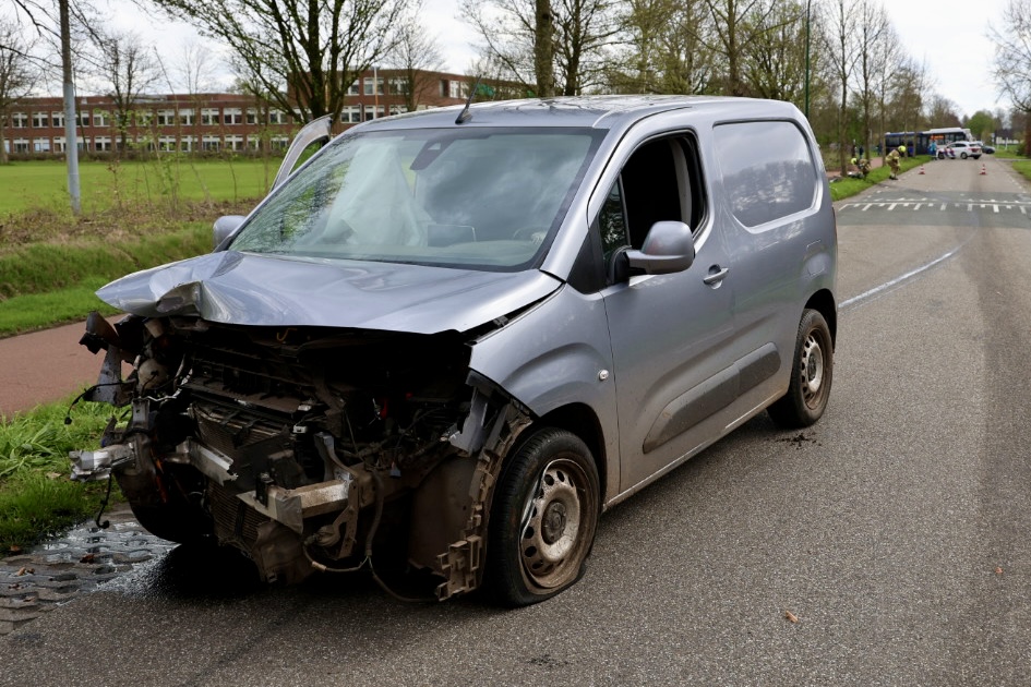 Bestelwagen Raakt Van De Weg En Ramt Bomen, Twee Gewonden - 112Brabant