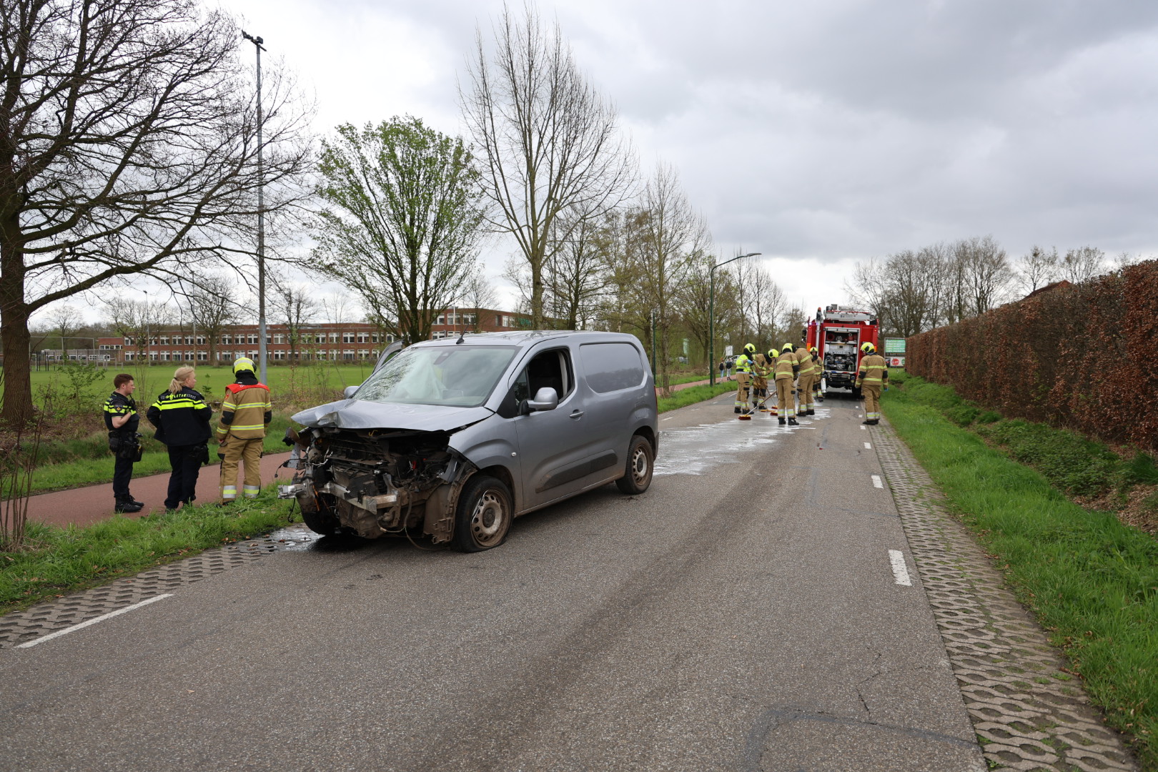 Bestelwagen raakt van de weg en ramt bomen, twee gewonden
