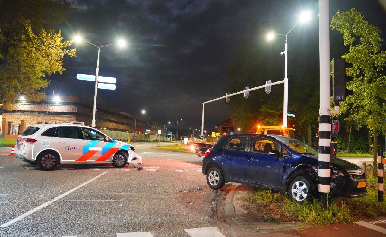 Auto botst tegen stoplicht na politieachtervolging