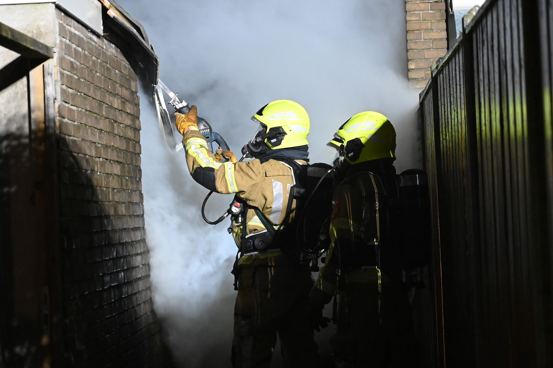 Veel rook door brand in schuur