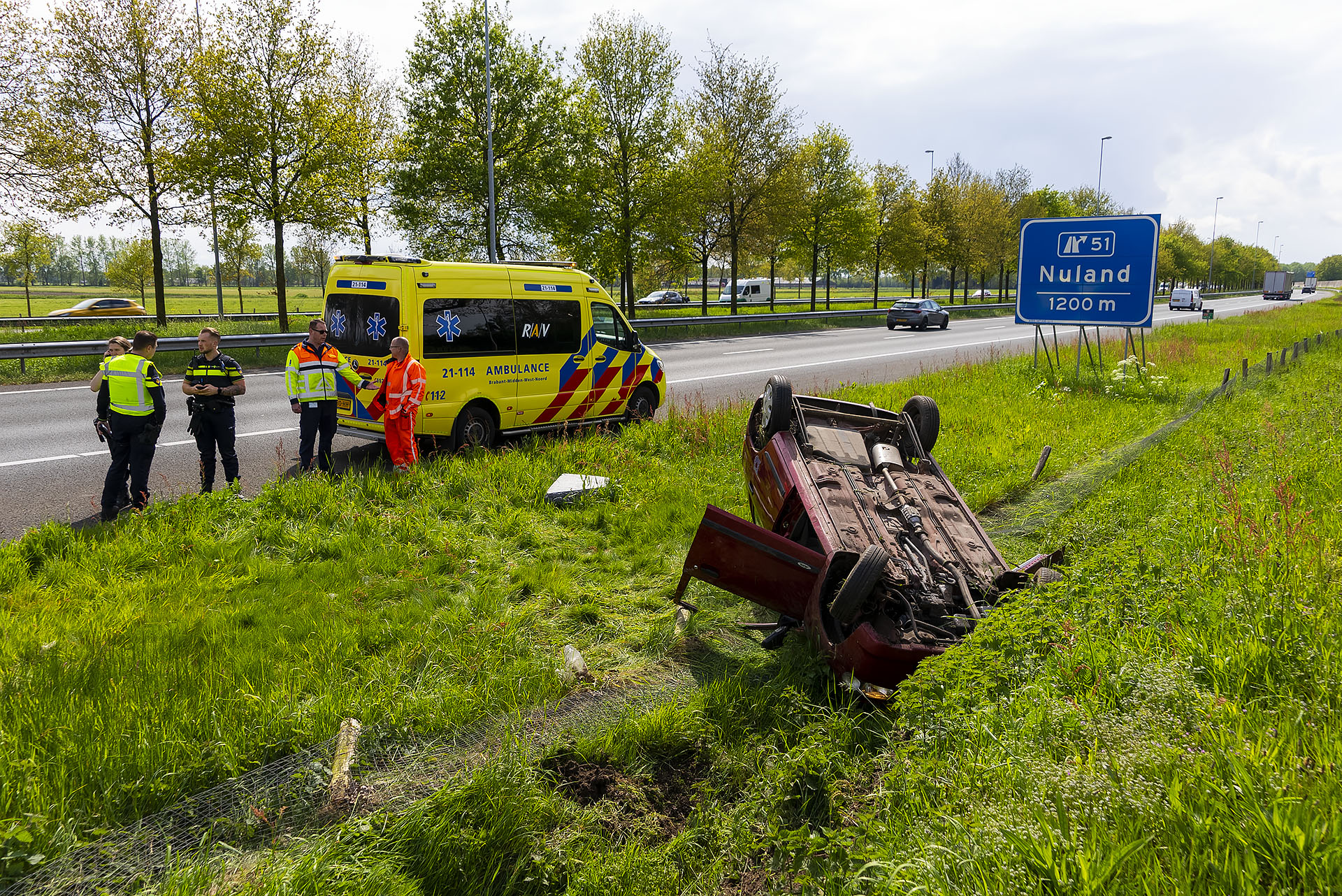 Automobiliste slaat met auto over de kop op snelweg