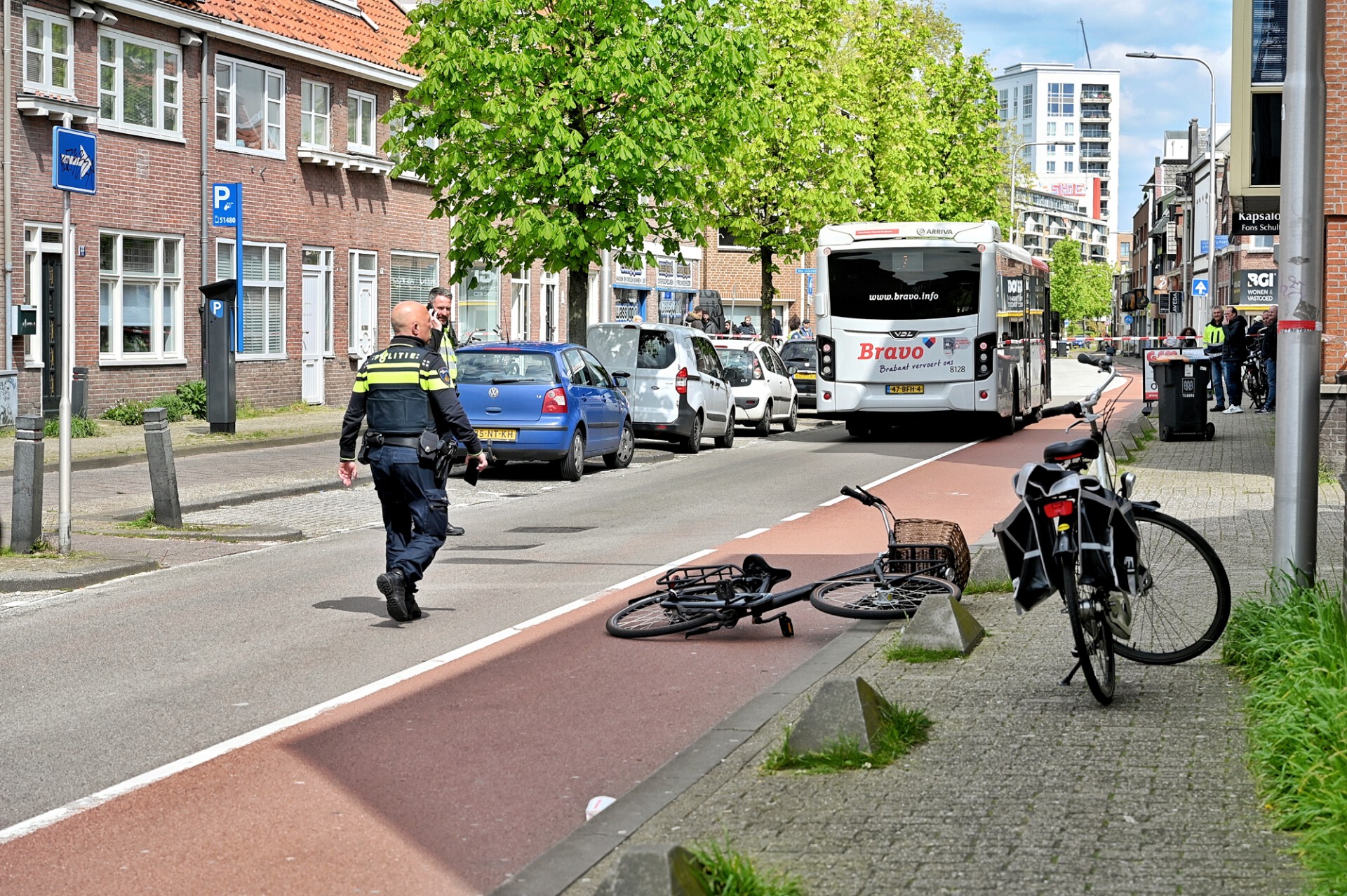 Vrouwen op fiets gewond na botsing met stadsbus
