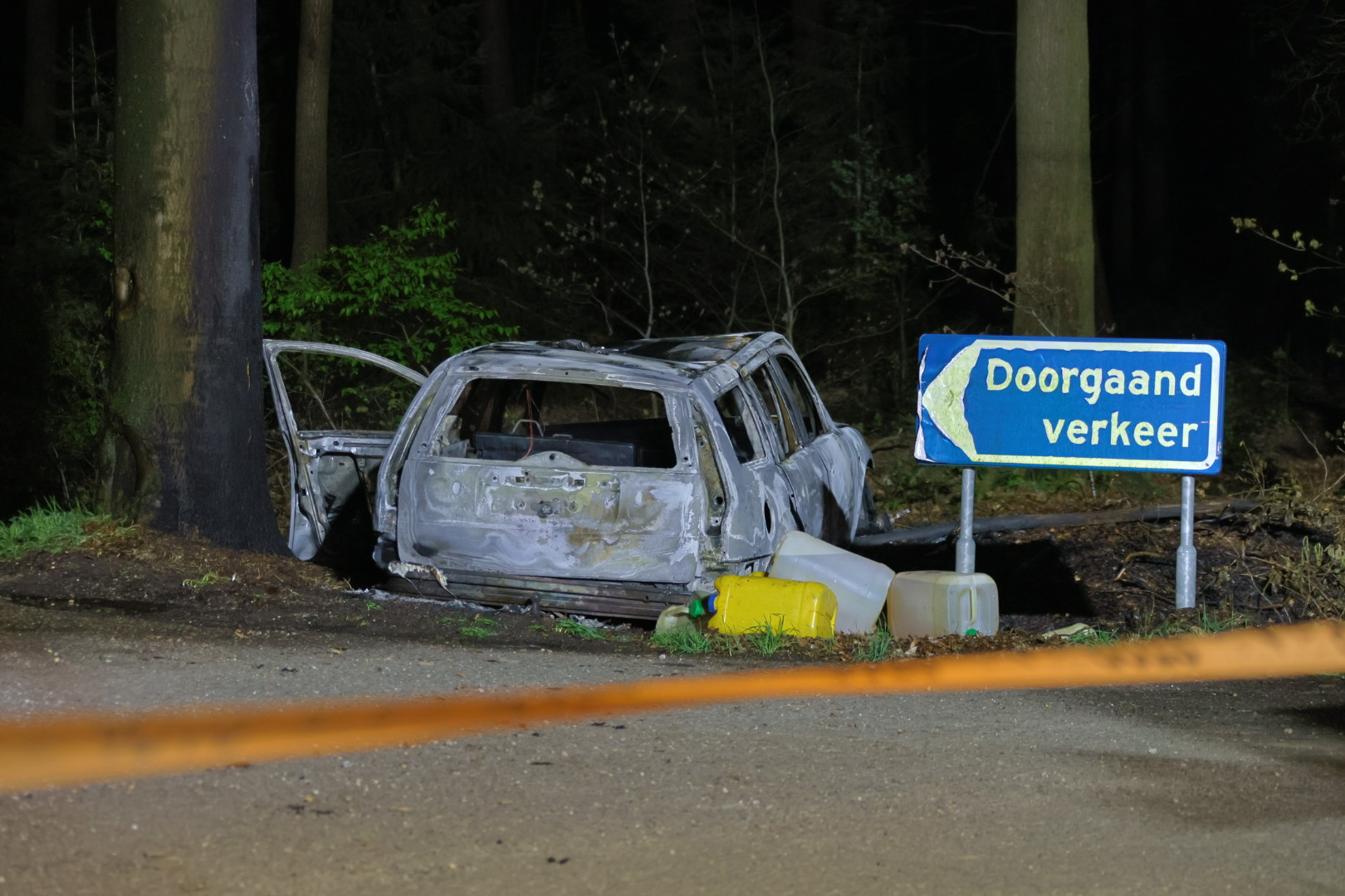 Auto brandt uit, tiental vaten naast auto