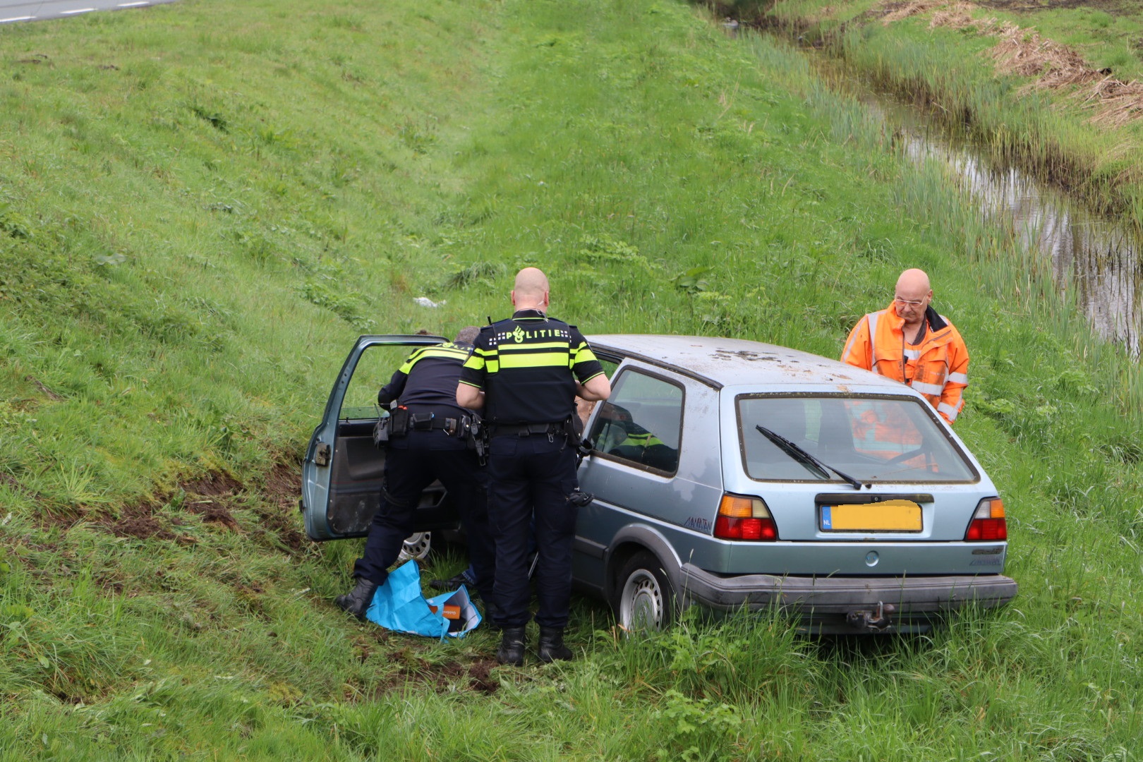 Automobilist (84) zonder rijbewijs rijdt onder invloed van verdovende middelen talud af