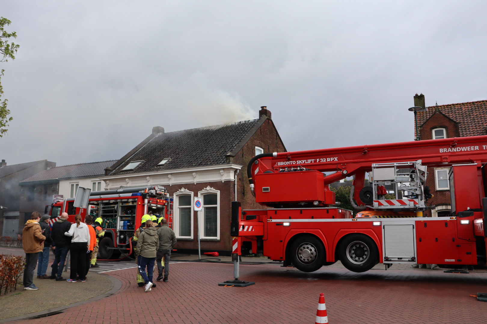 Schoorsteenbrand slaat over naar dak, brand snel onder controle