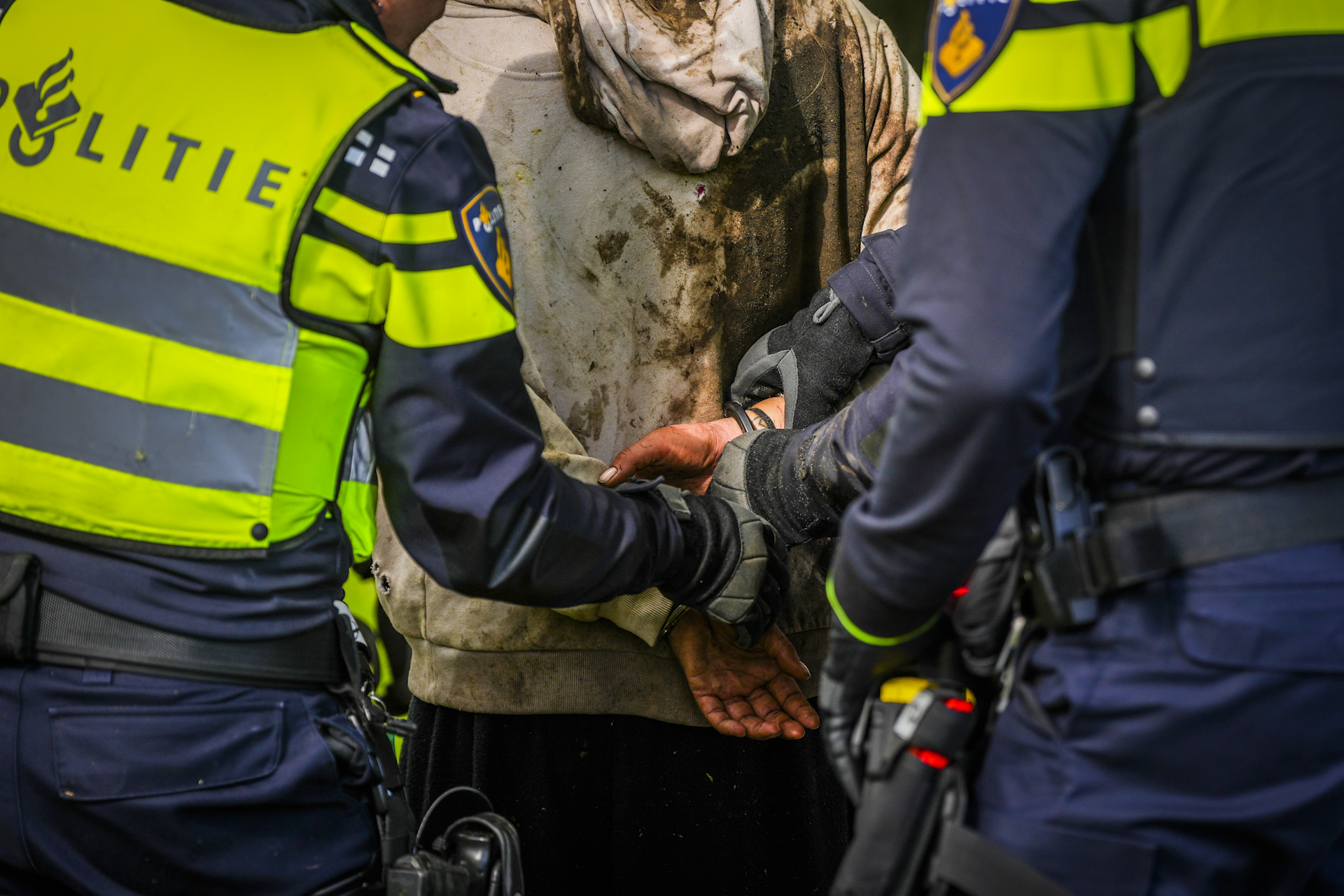 Twee agenten gewond bij grote zoektocht naar verwarde vrouw in bossen
