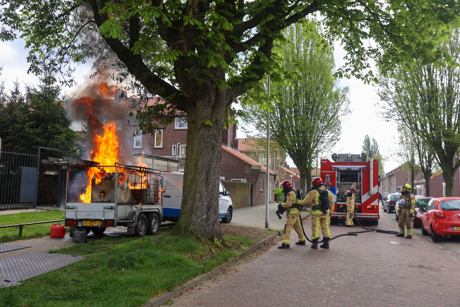 Gezondheidscentrum ontruimd na brandende machine op aanhanger
