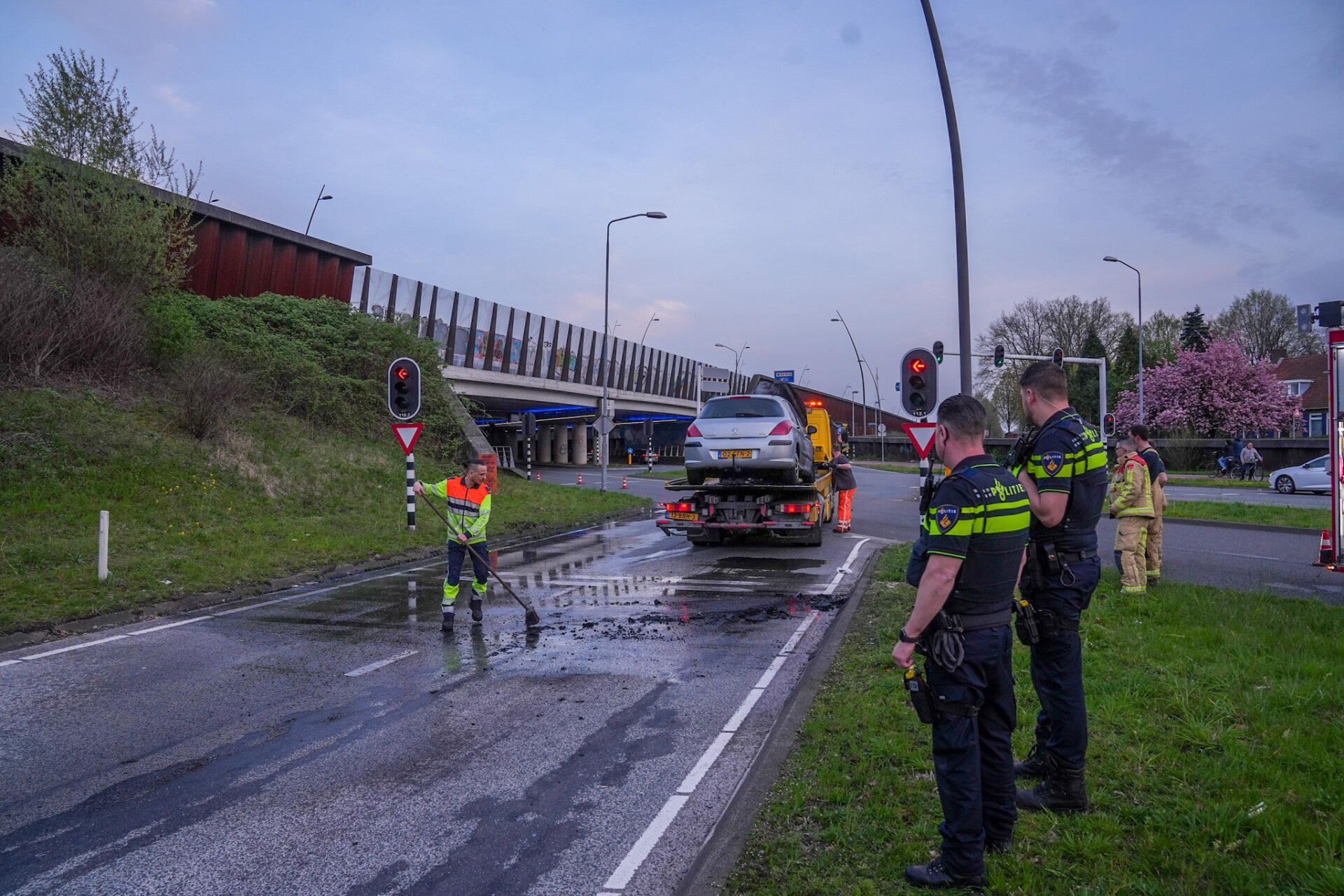 Auto vliegt spontaan in brand