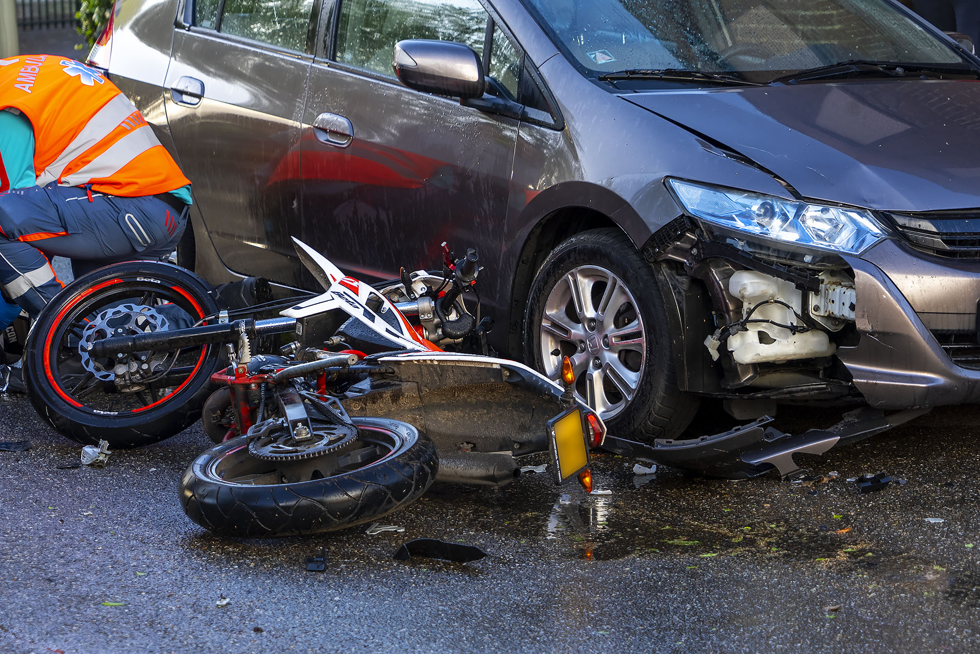 Bromfietser knalt op geparkeerde auto