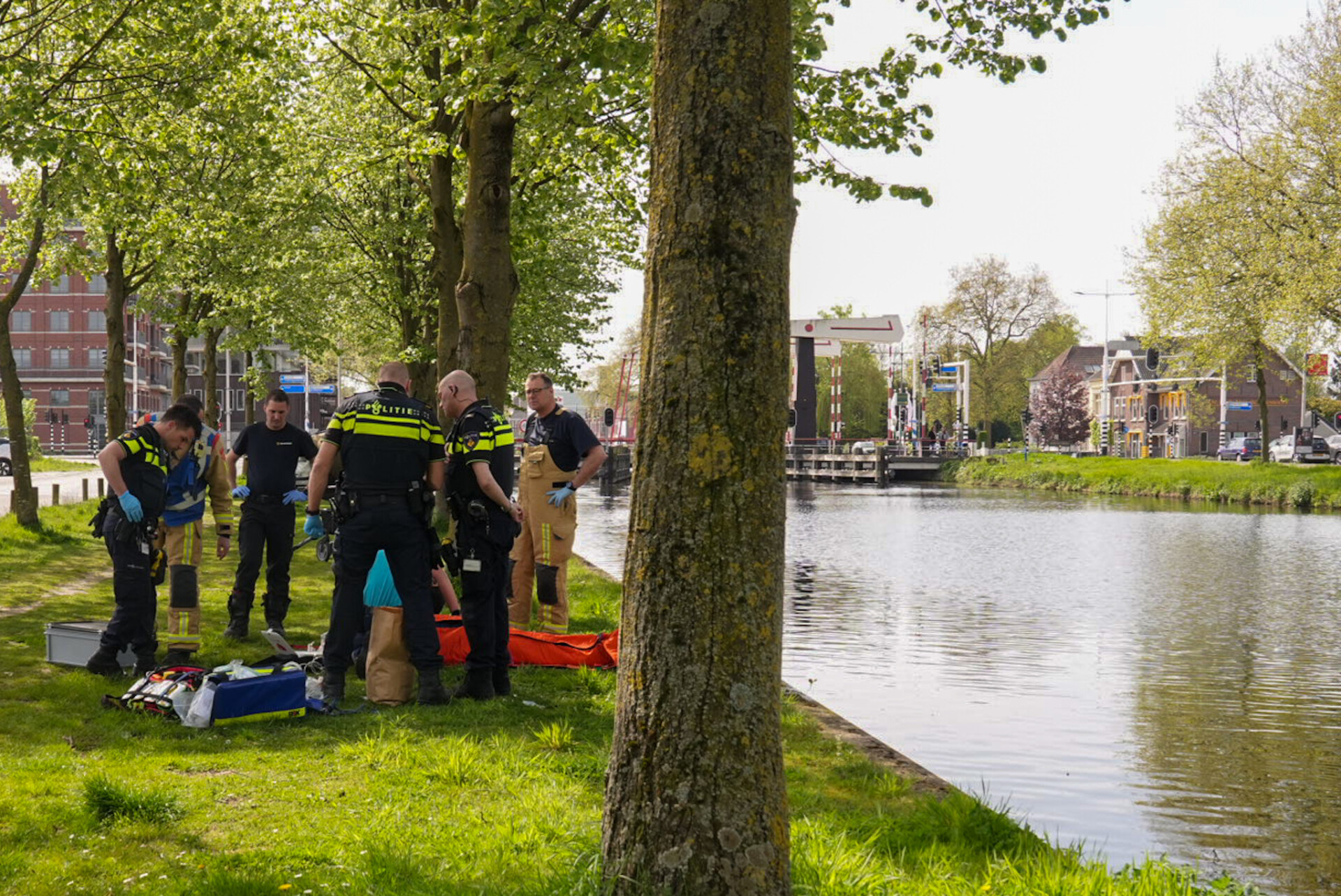 Man belandt met rollator in het water