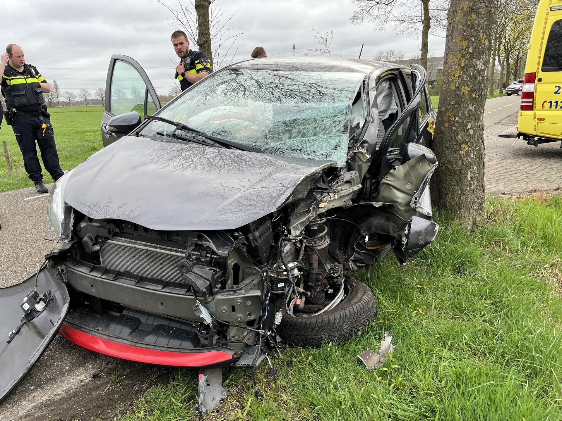 Oudere vrouw gewond na botsing tegen boom